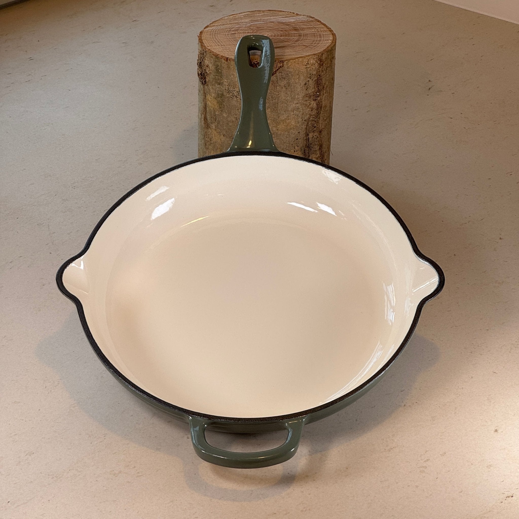 Poêle en fonte émaillée Vert Sapin avec becs verseurs idéale pour sauces et jus de cuisson