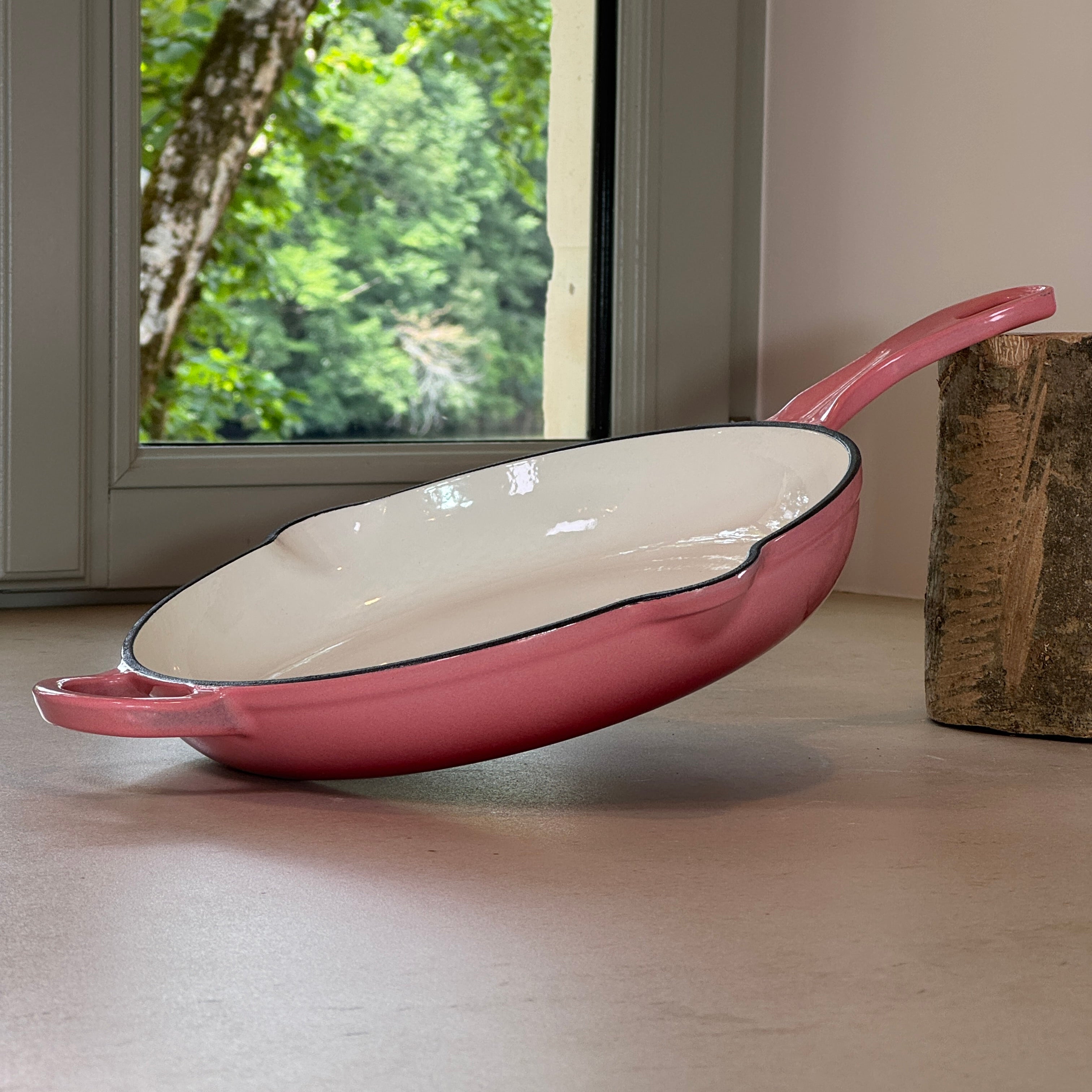 Poêle en fonte émaillée Rose idéale pour cuisine d’été, légumes grillés et poissons