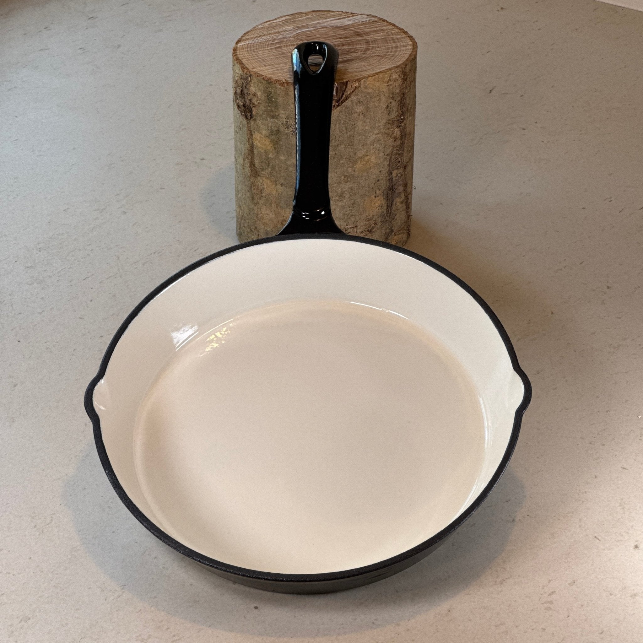 Poêle en fonte émaillée Noir Brillant avec deux becs verseurs pour sauces, jus et préparations liquides