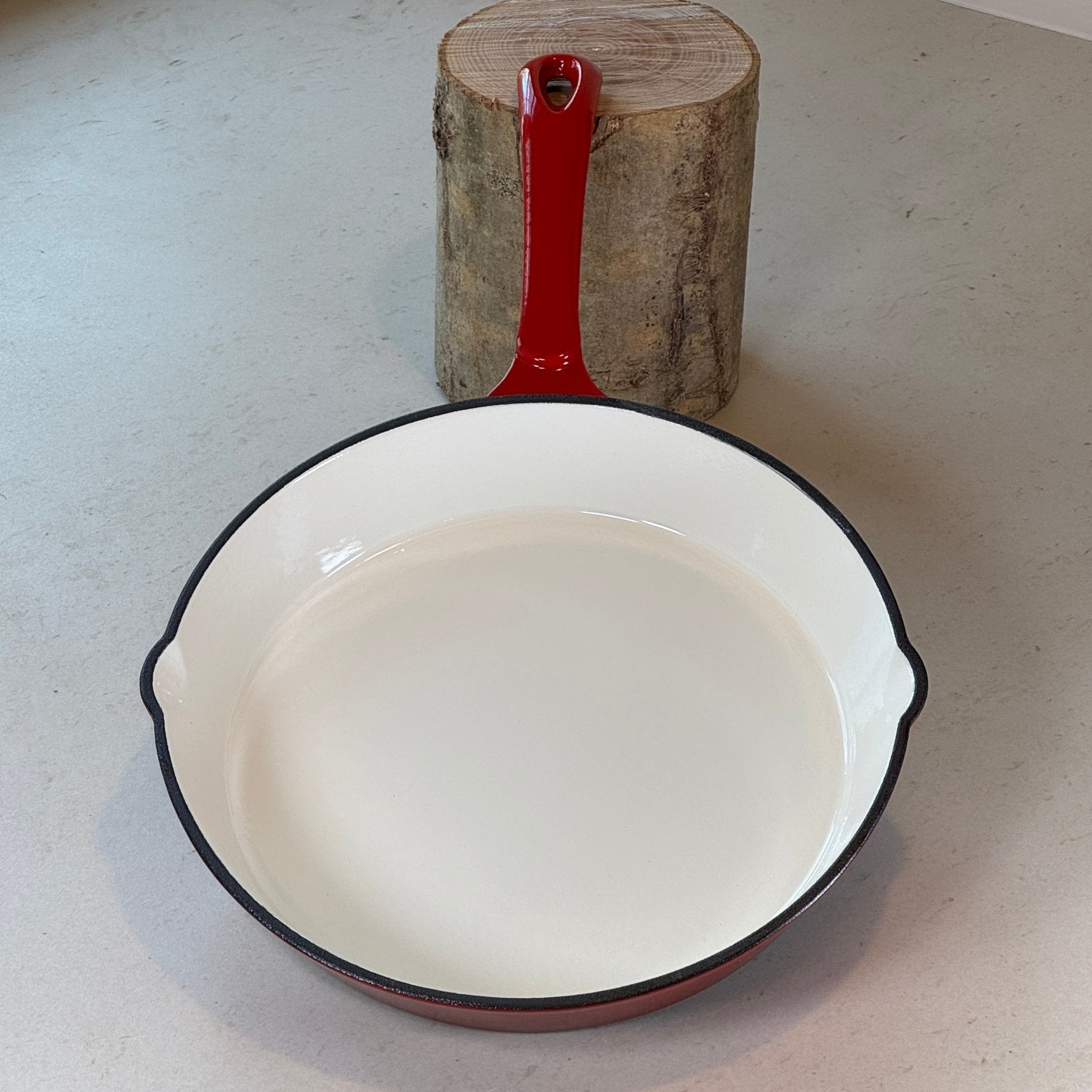 Poêle en fonte émaillée Rouge Cerise avec deux becs verseurs pour sauces, jus et préparations liquides