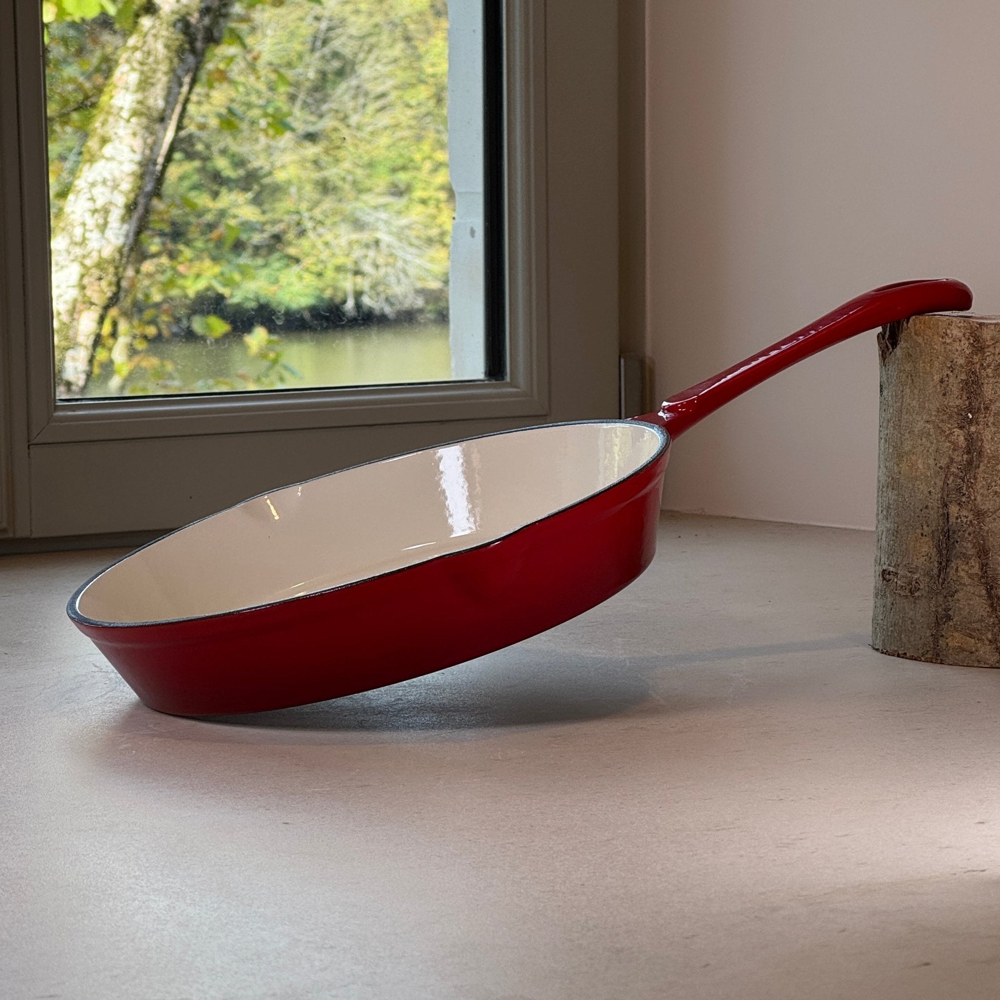 Poêle en fonte émaillée Rouge Cerise polyvalente pour steaks, légumes sautés et poisson