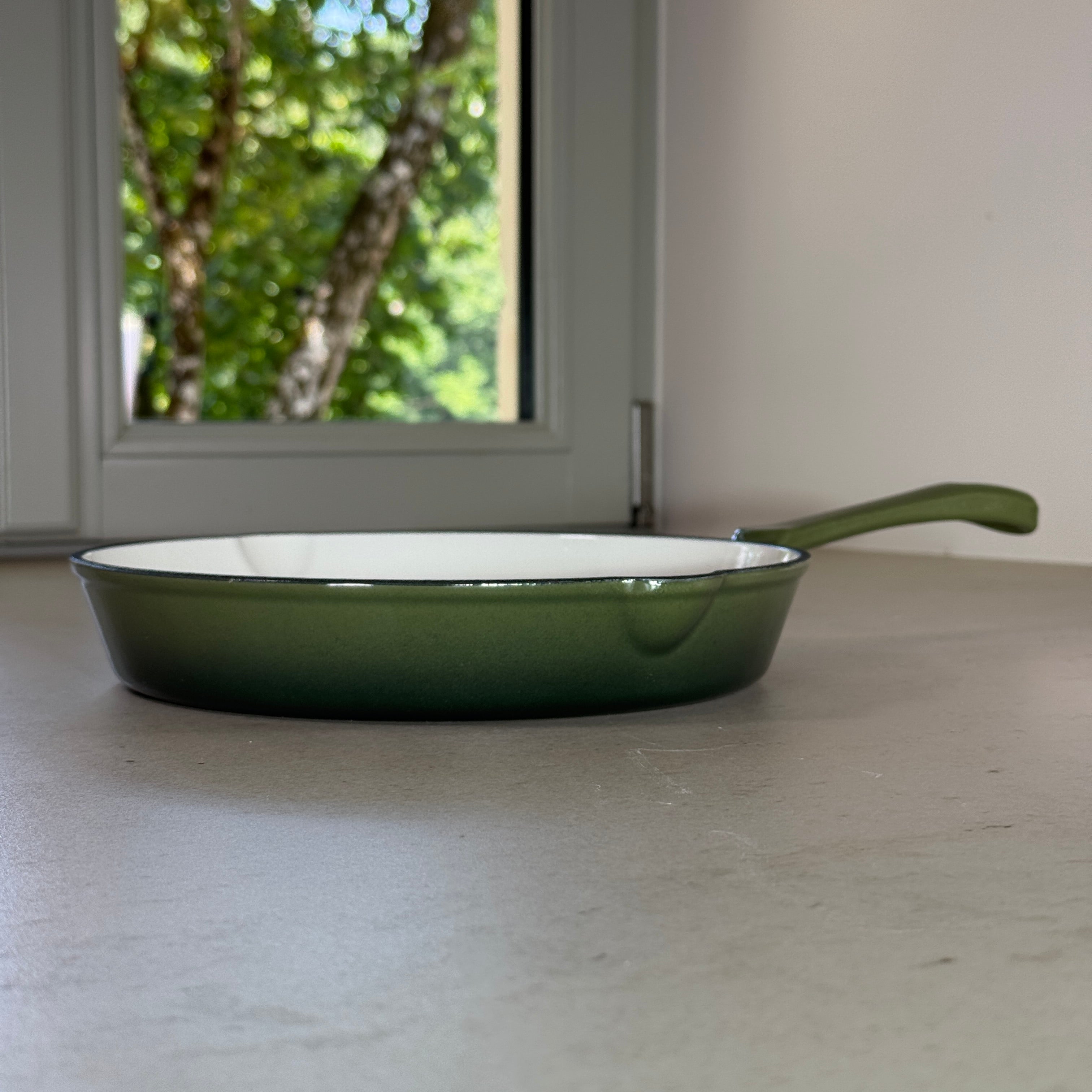 Poêle en fonte émaillée vert sapin avec longue poignée pour cuisson sur plaque ou induction