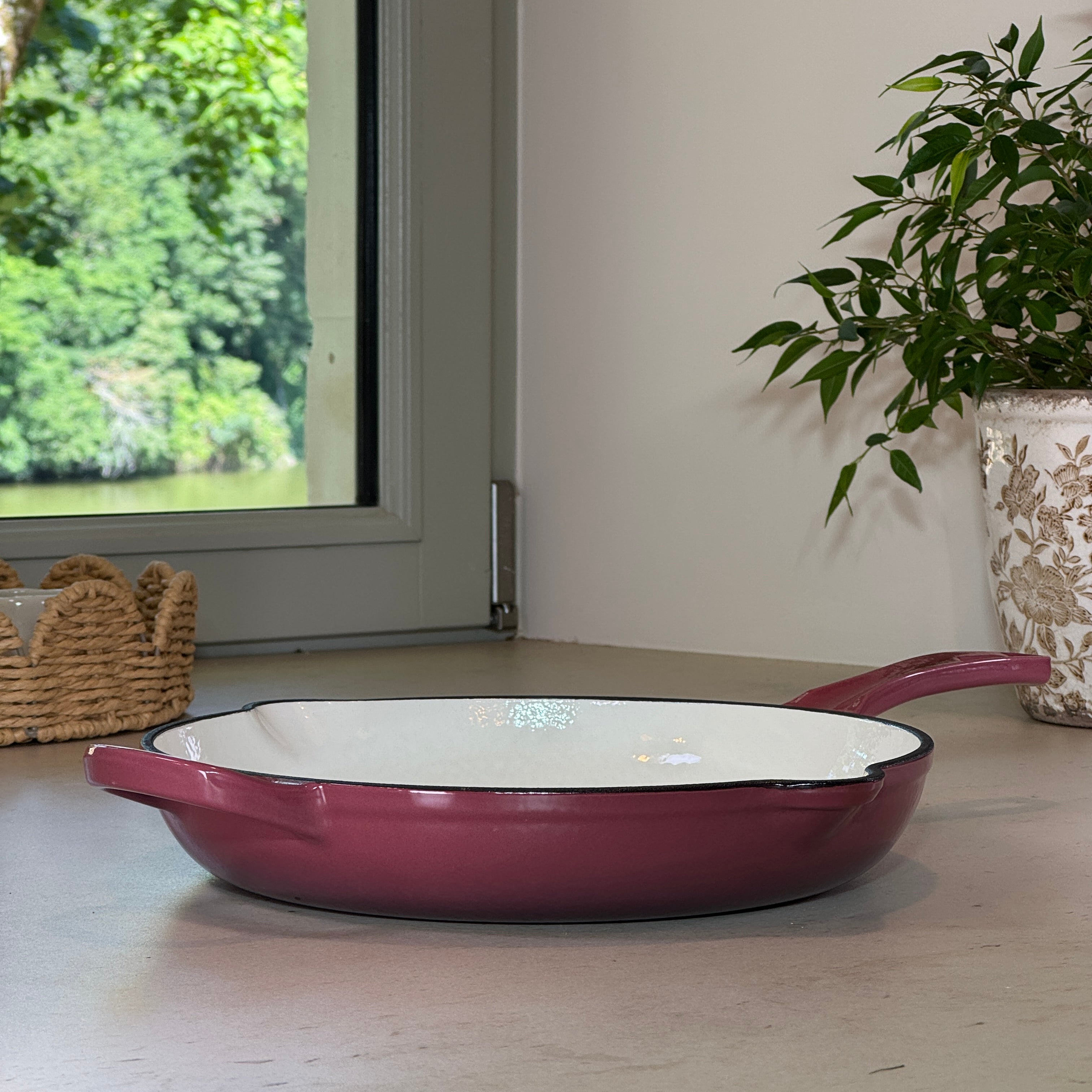 Poêle ronde en fonte émaillée Figue avec anse pour cuisson saisie et homogène