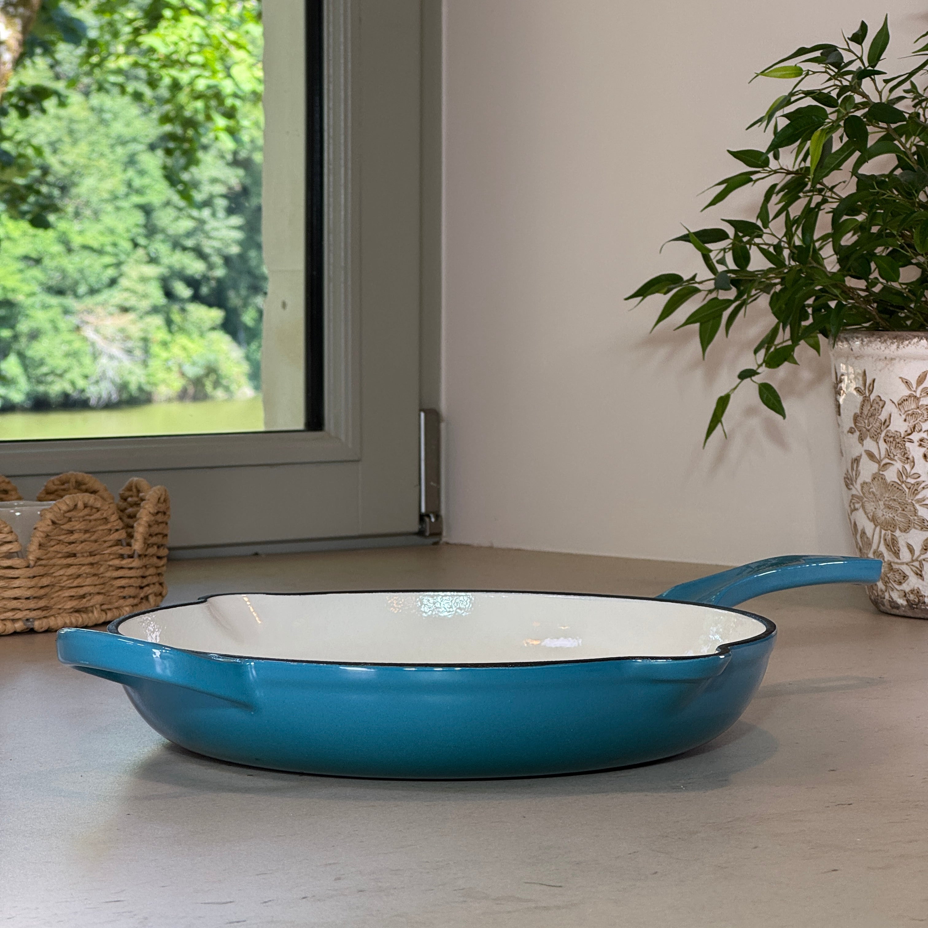 Poêle ronde en fonte émaillée Turquoise avec anse pour cuisson saisie et homogène