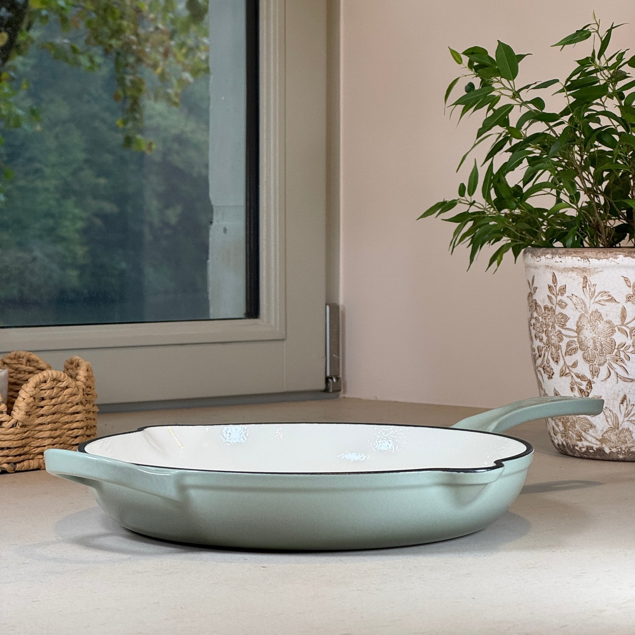 Poêle ronde en fonte émaillée Vert Sauge avec anse pour cuisson saisie et homogène