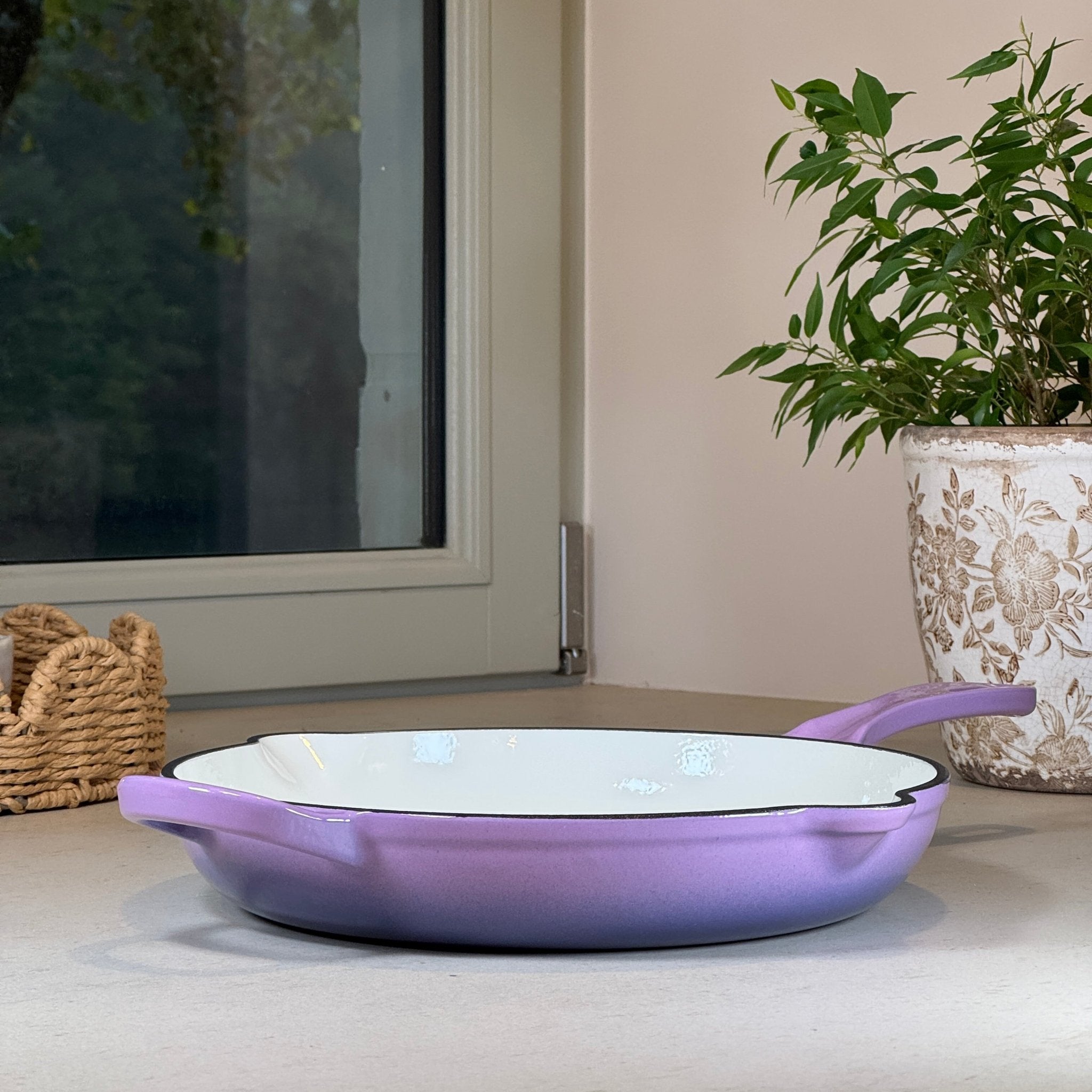 Poêle ronde en fonte émaillée Violet Prune avec anse pour cuisson saisie et homogène