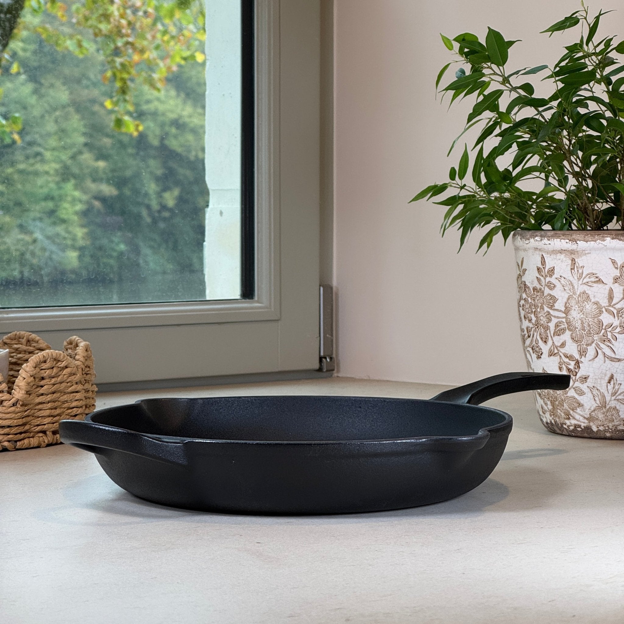 Poêle ronde en fonte Noir Mat avec anse pour cuisson saisie et homogène