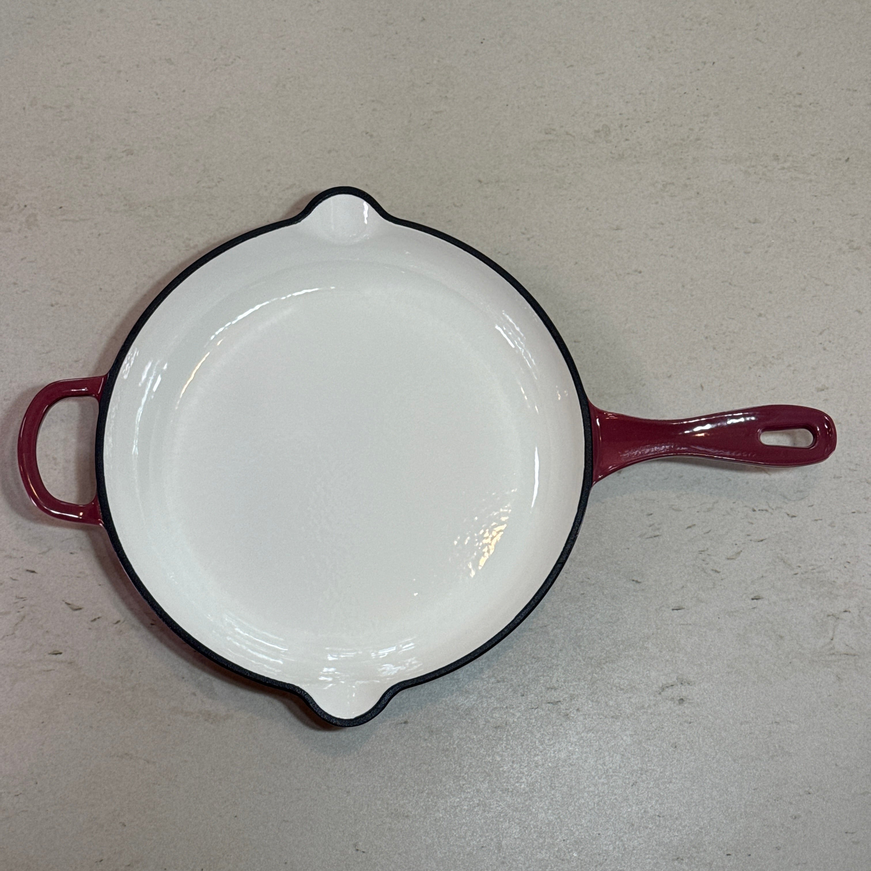 Intérieur anti adhésif clair d’une poêle en fonte émaillée Figue pour cuisson homogène et saisie parfaite