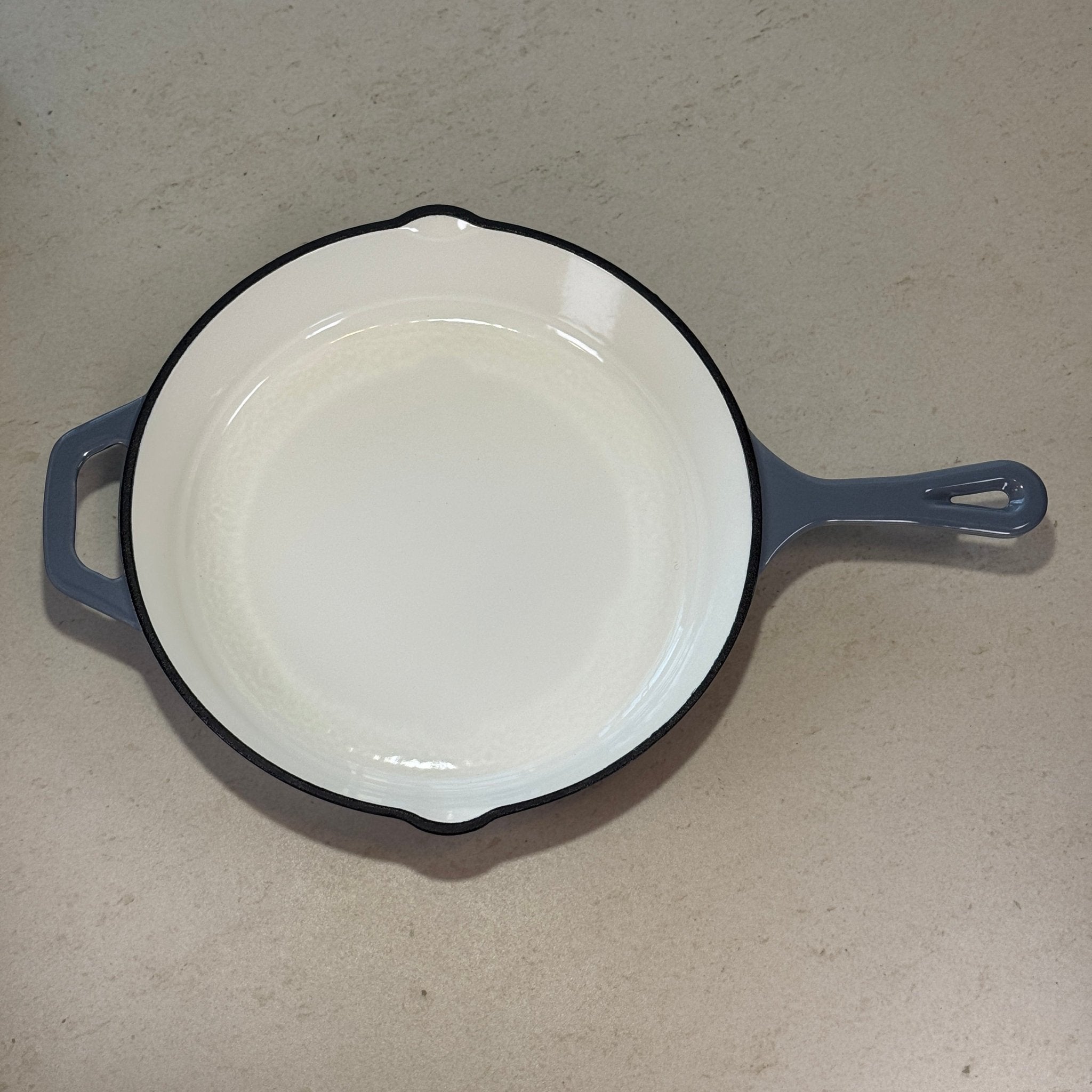 Intérieur anti adhésif clair d’une poêle en fonte émaillée Gris Anthracite pour cuisson homogène et saisie parfaite