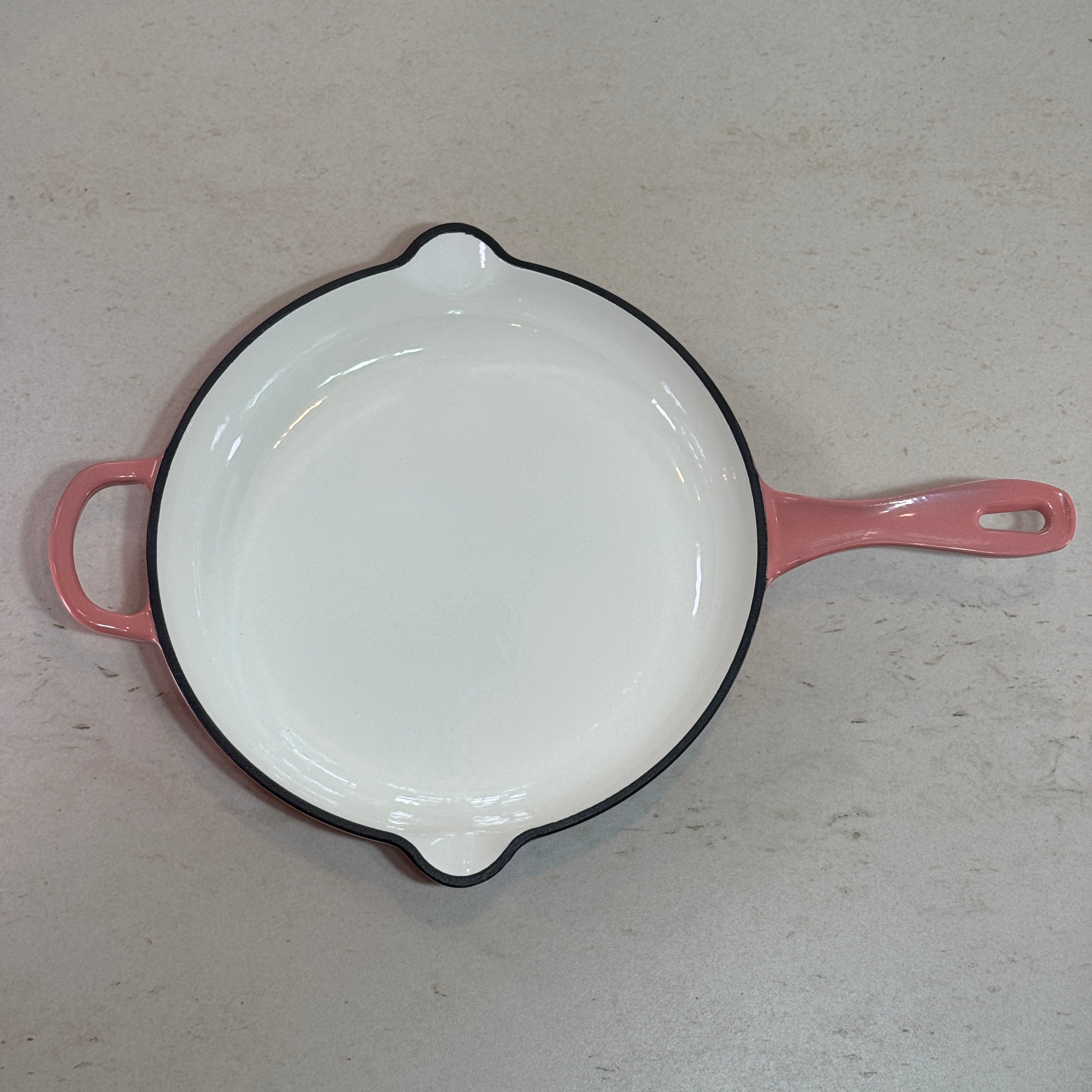 Intérieur anti adhésif clair d’une poêle en fonte émaillée Rose pour cuisson homogène et saisie parfaite