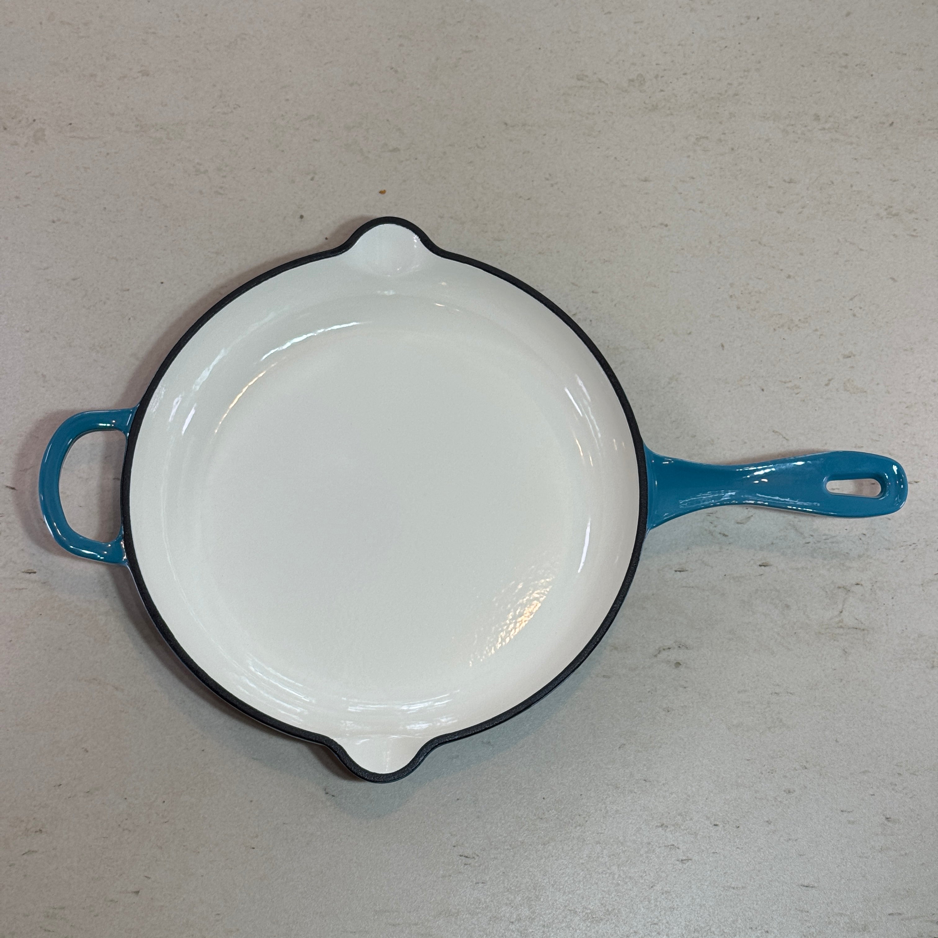 Intérieur anti adhésif clair d’une poêle en fonte émaillée Turquoise pour cuisson homogène et saisie parfaite