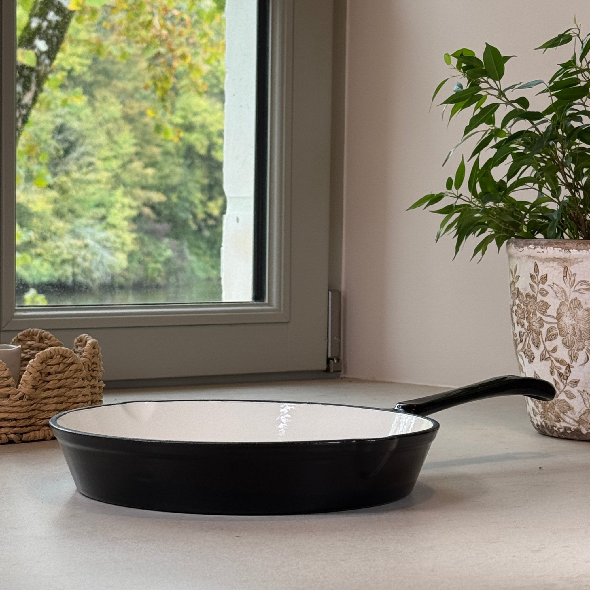 Poêle ronde en fonte émaillée Noir Brillant avec une poignée et becs verseurs pour cuisson précise