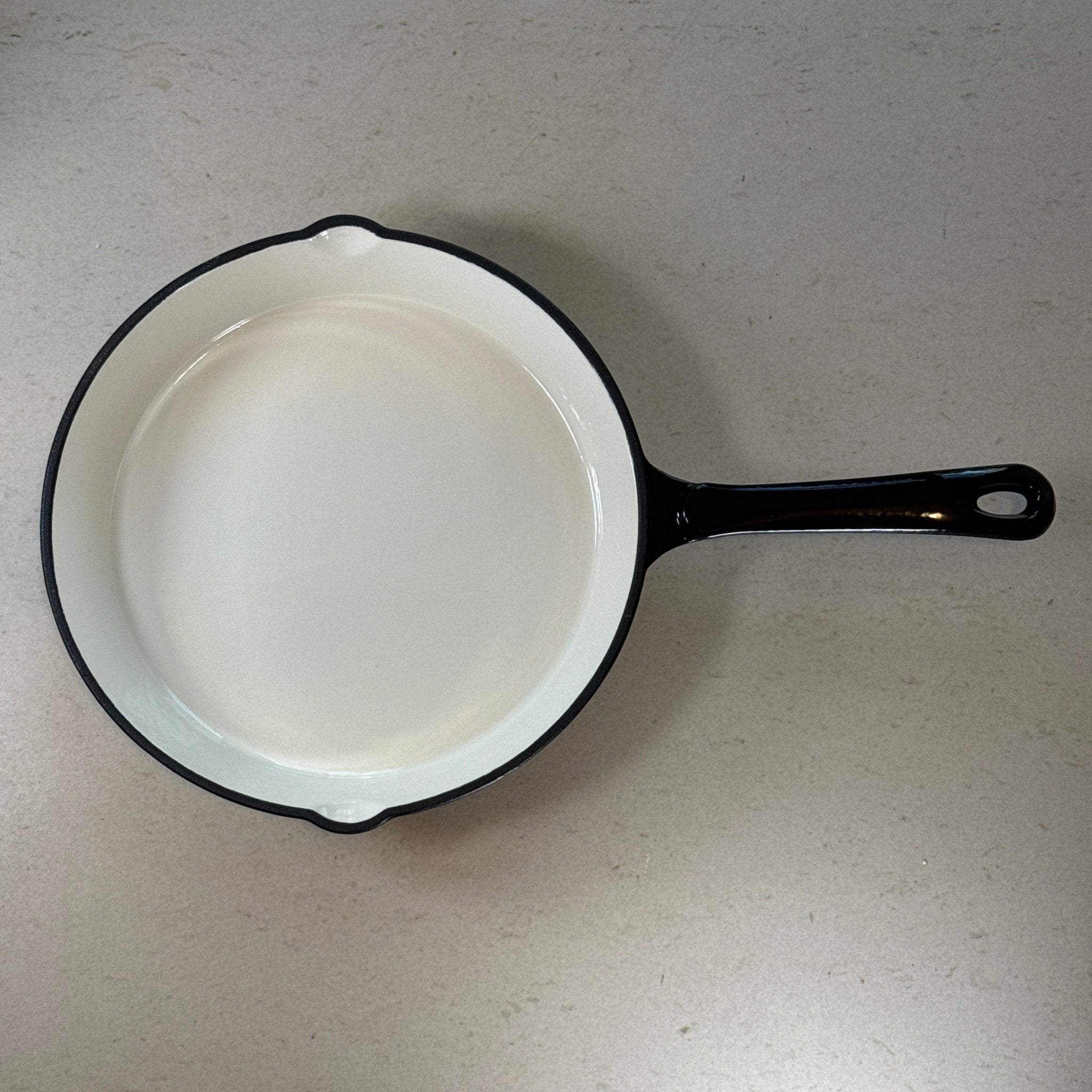 Poêle ronde en fonte émaillée Noir brillant avec revêtement anti adhésif pour crêpes, pancakes et œufs