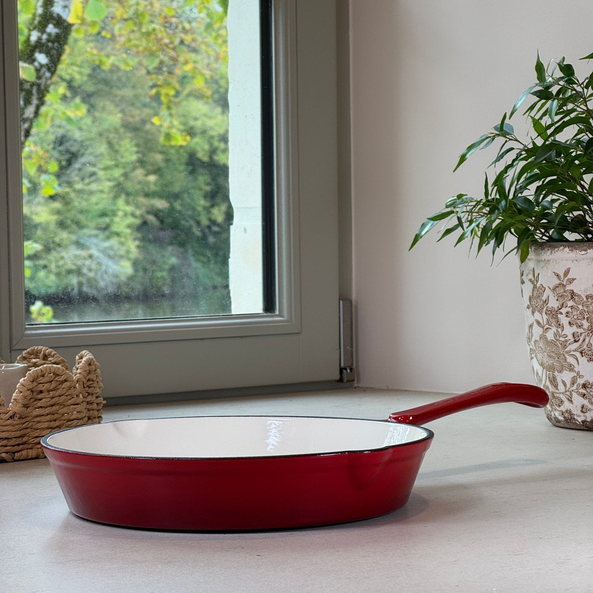 Poêle ronde en fonte émaillée Rouge Cerise avec une poignée et becs verseurs pour cuisson précise
