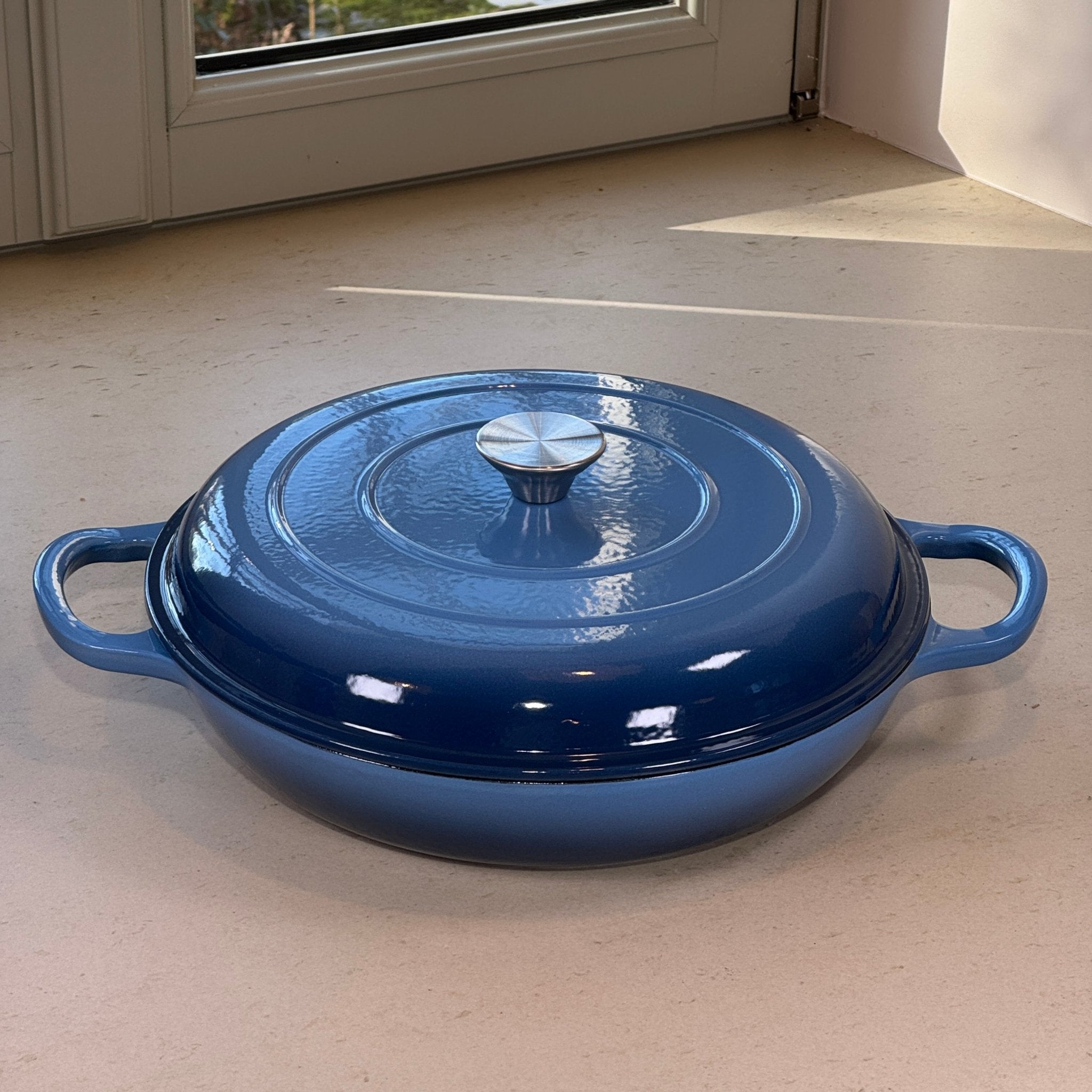 Sauteuse en fonte émaillée bleue perle avec couvercle adaptée à la cuisson au four