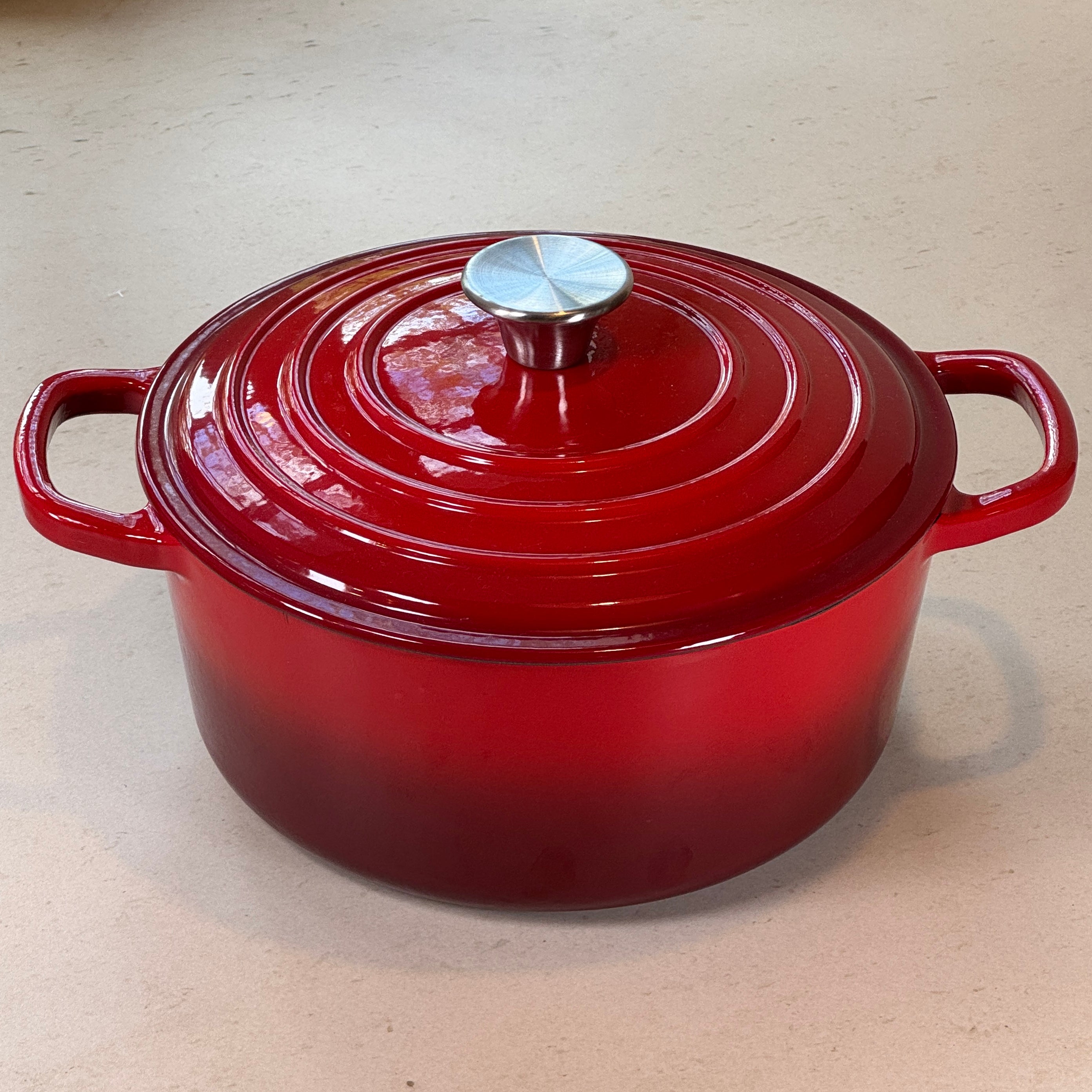 Cocotte ronde en fonte émaillée – Rouge Cerise