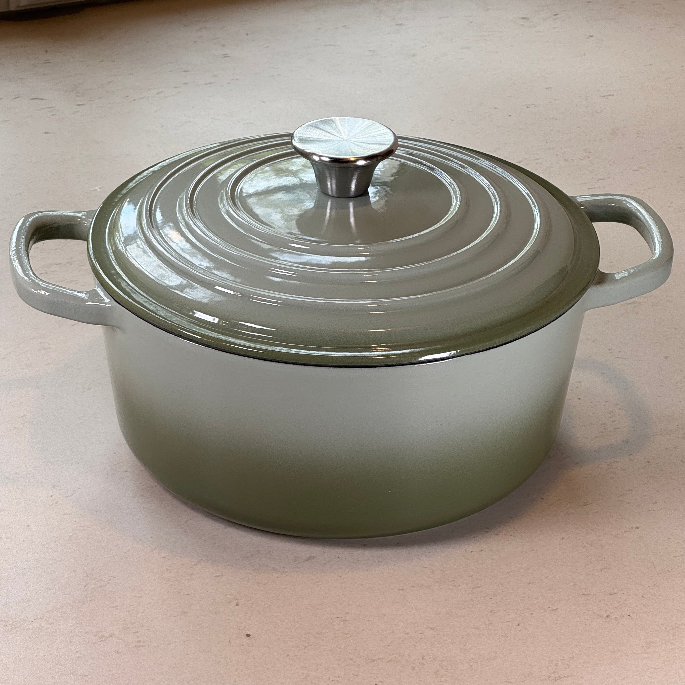 Cocotte ronde en fonte émaillée – Vert Sauge