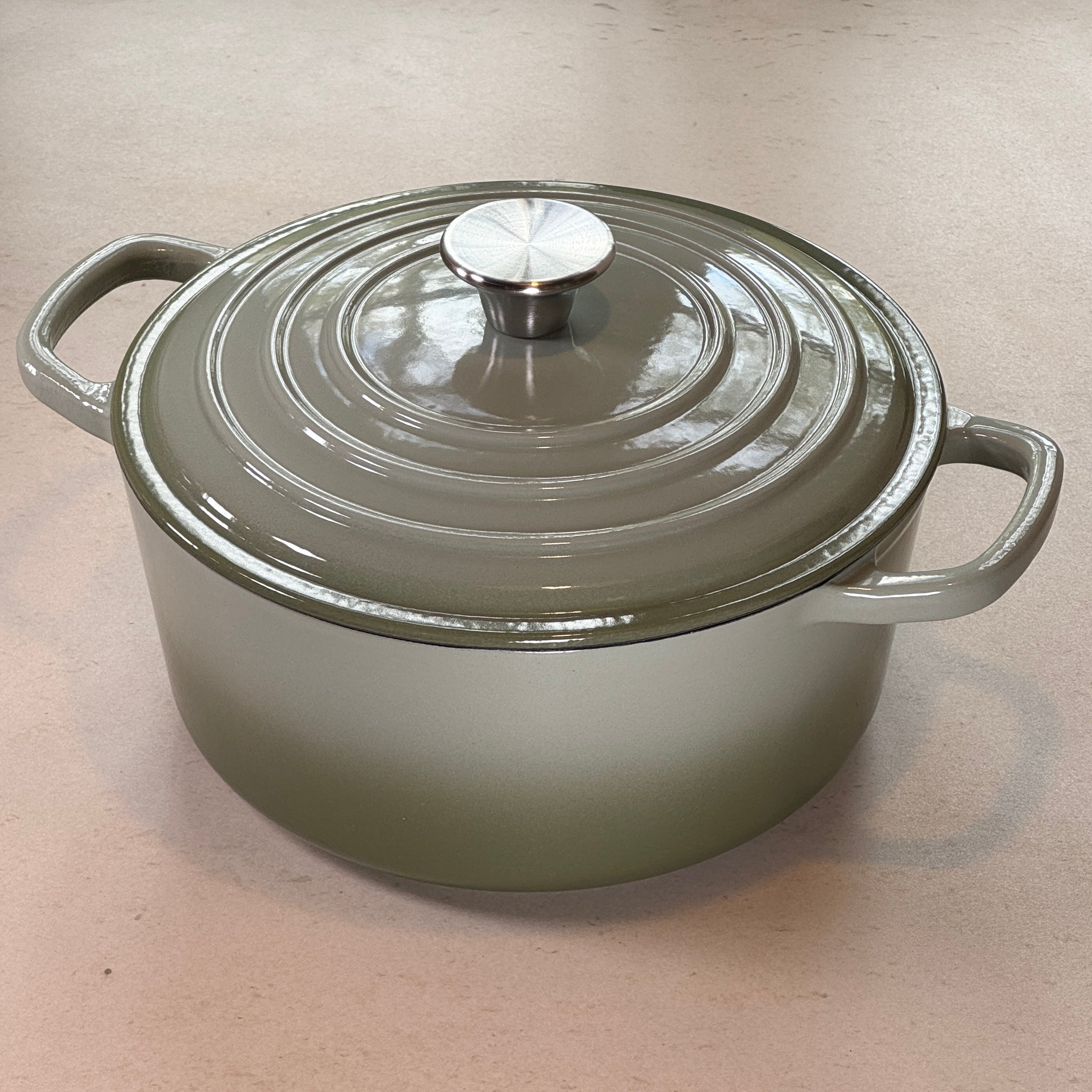 Cocotte ronde en fonte émaillée – Vert Sauge