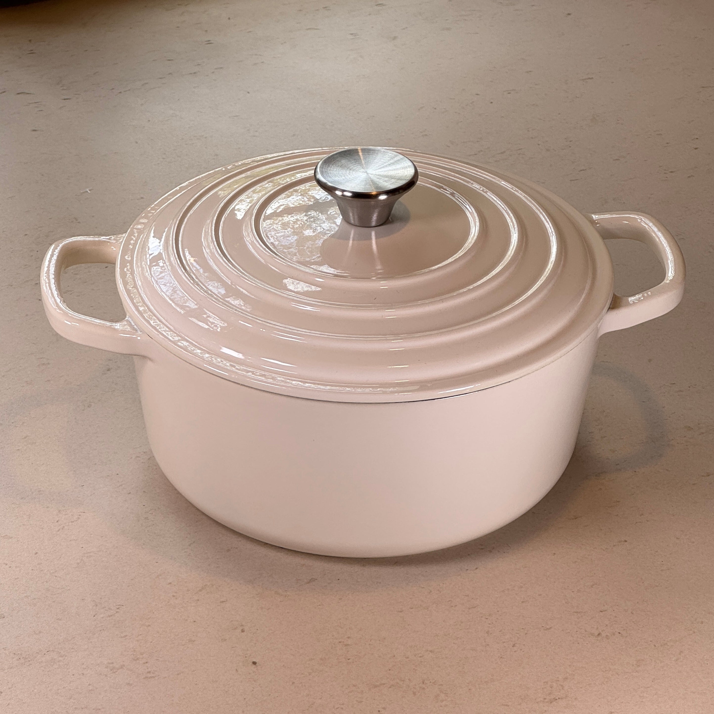 Cocotte ronde en fonte émaillée – Blanc Vanille