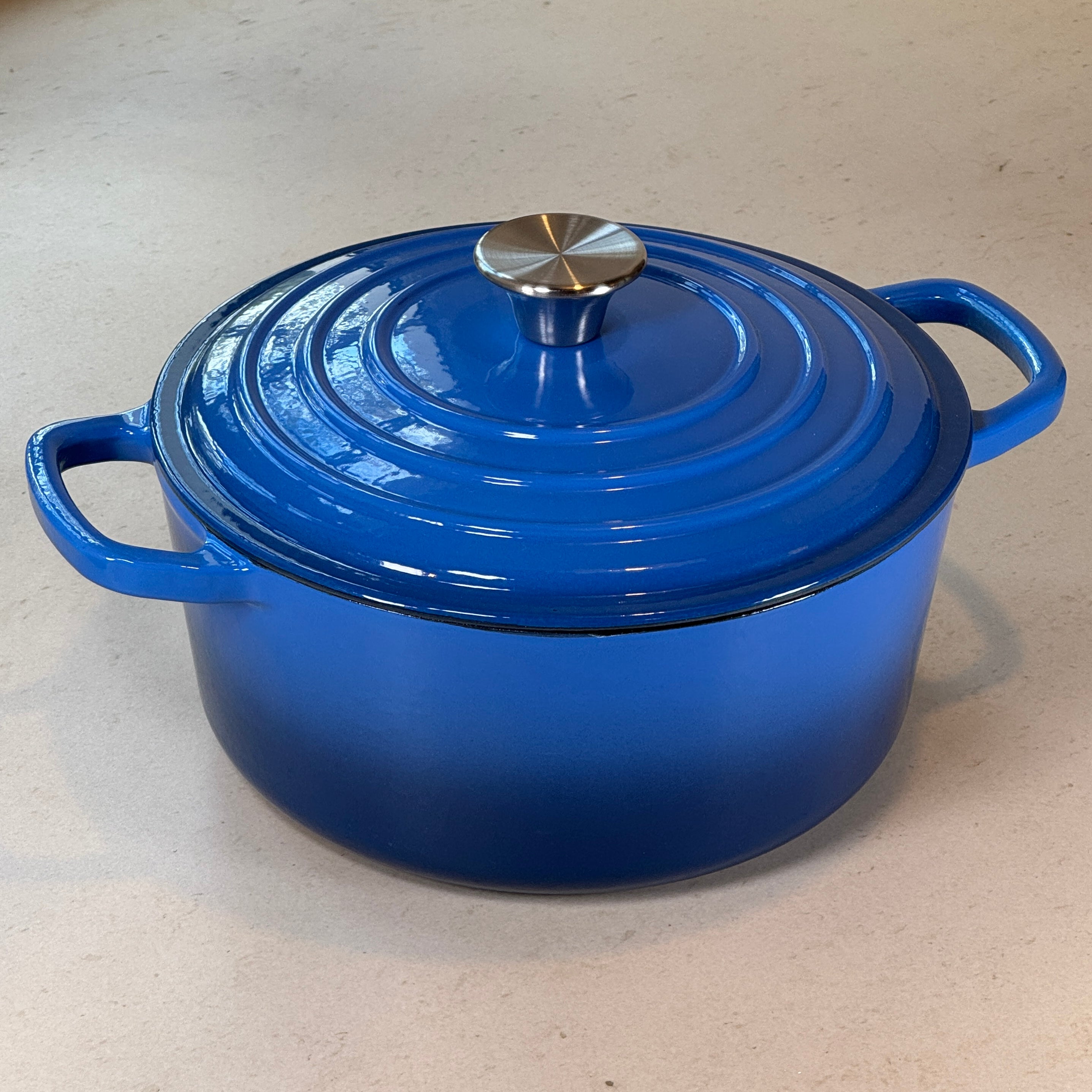 Cocotte ronde en fonte émaillée – Bleu Myrtille