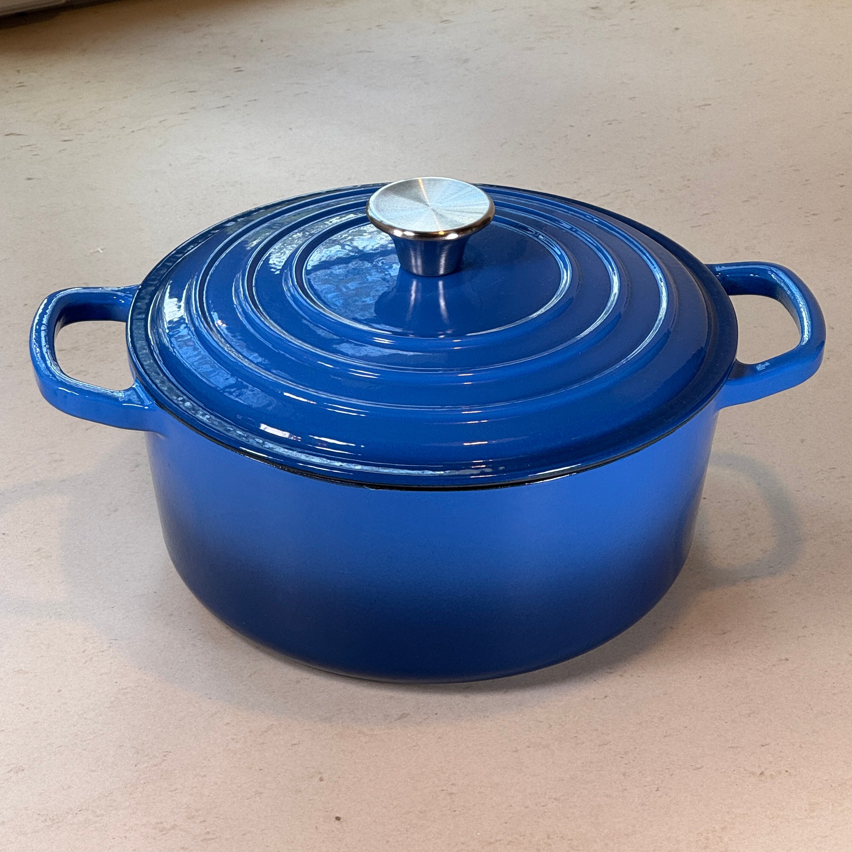 Cocotte ronde en fonte émaillée – Bleu Myrtille