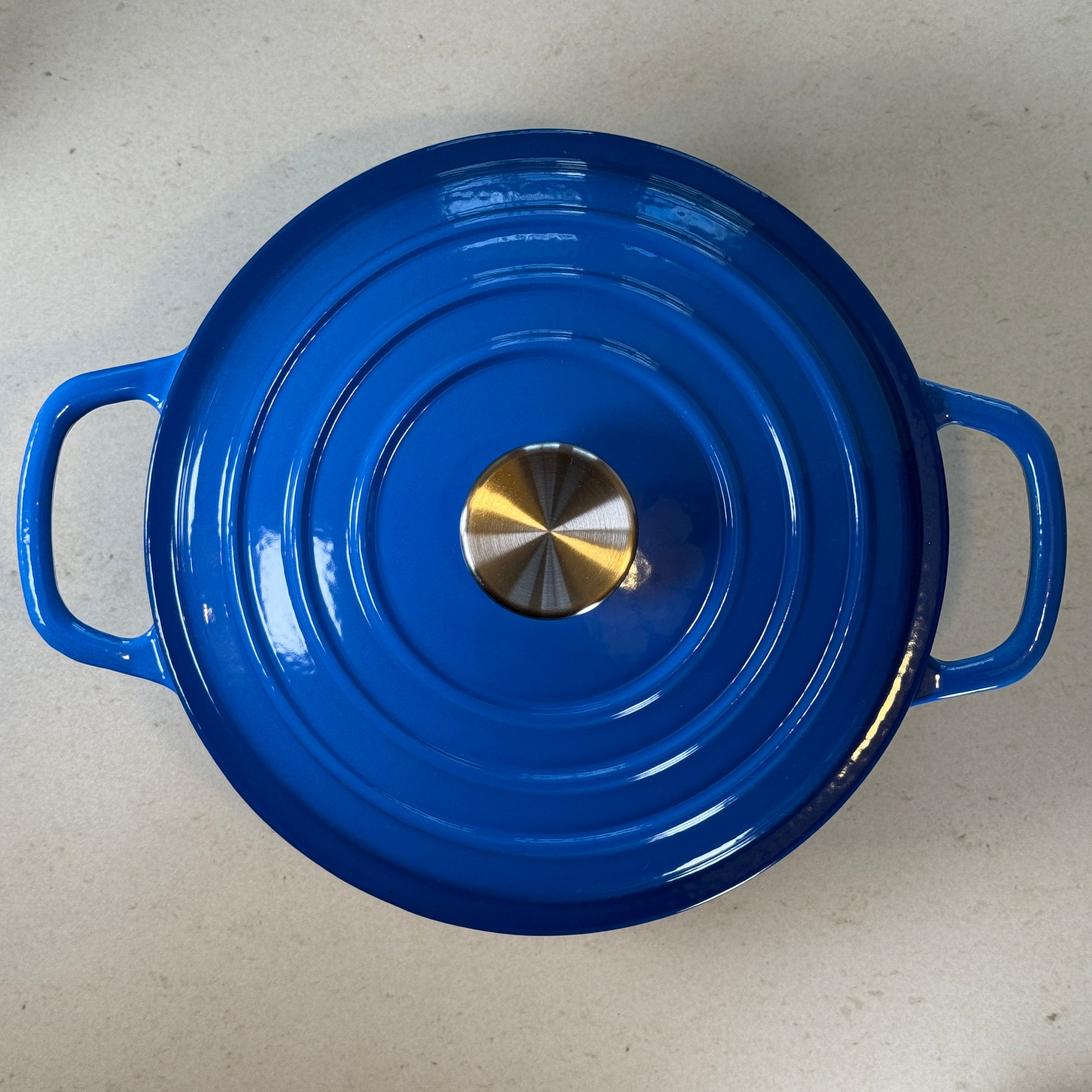 Cocotte ronde en fonte émaillée – Bleu Myrtille