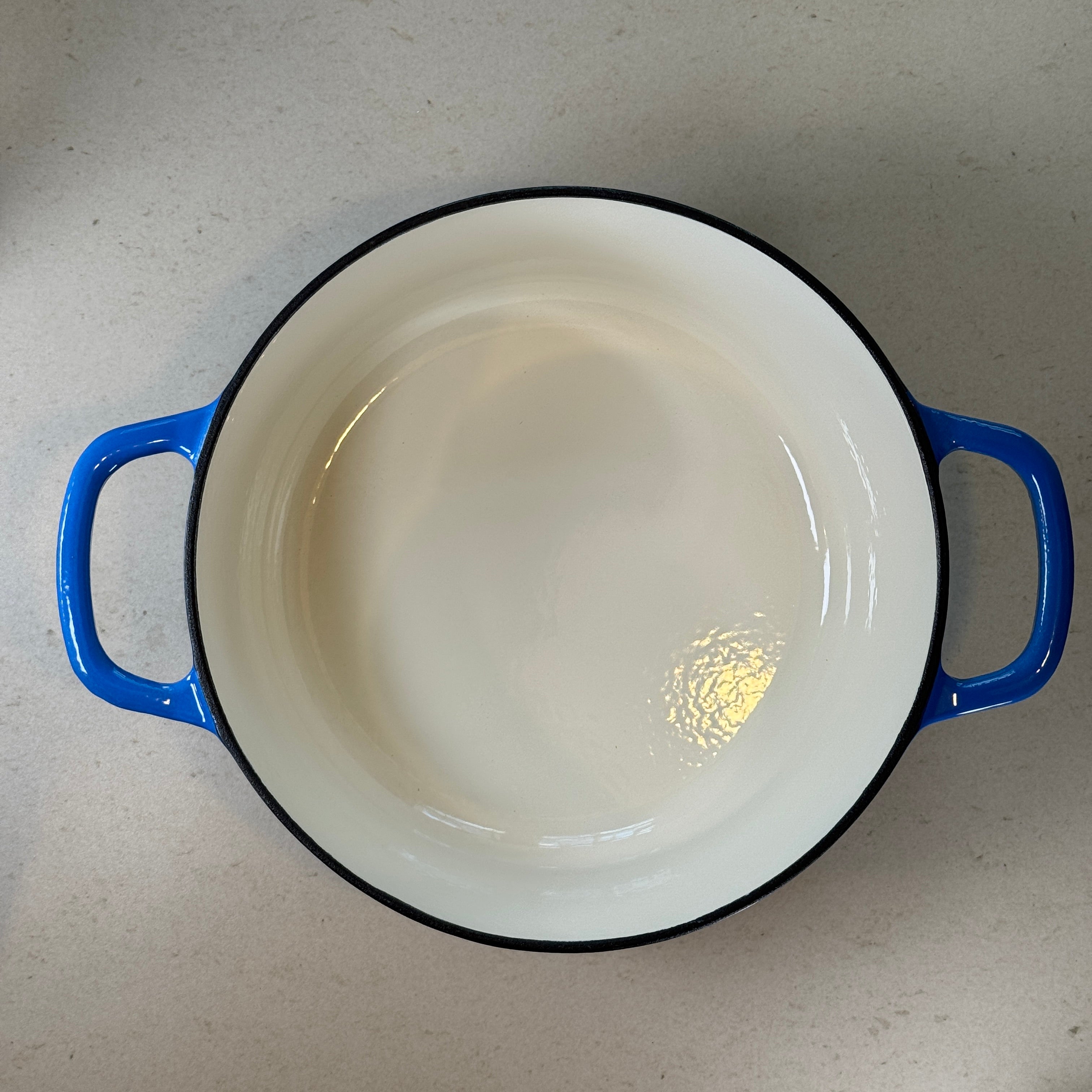 Cocotte ronde en fonte émaillée – Bleu Myrtille