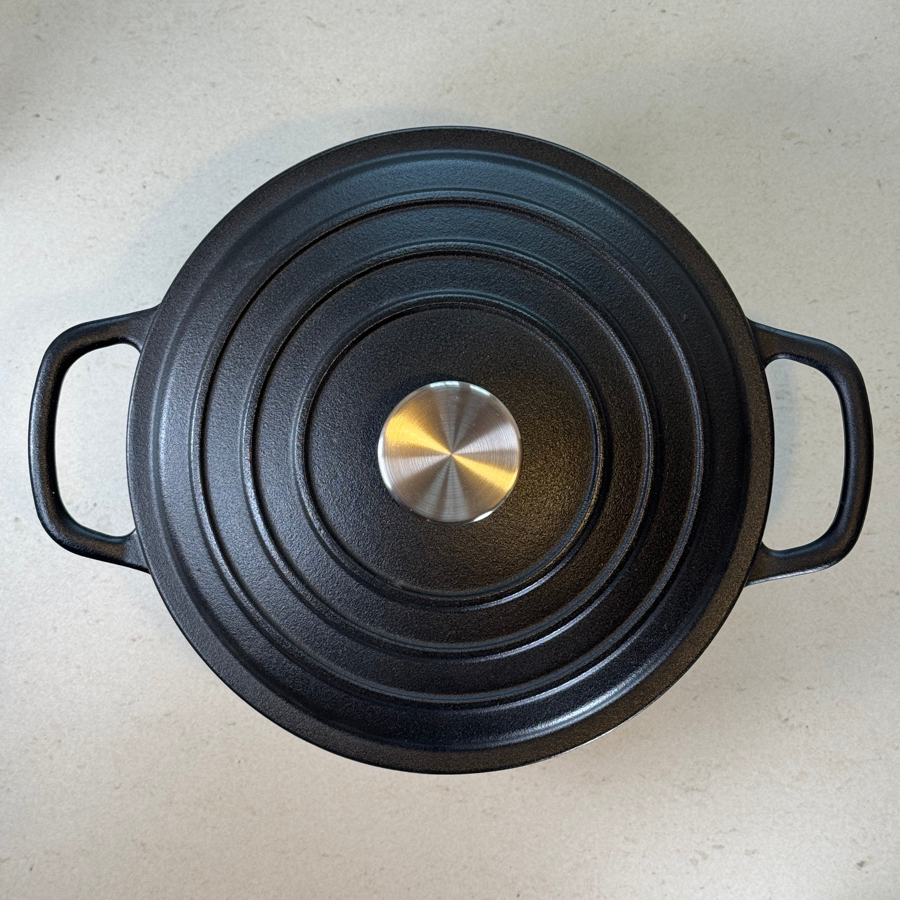 Round cast iron casserole dish – Matte black