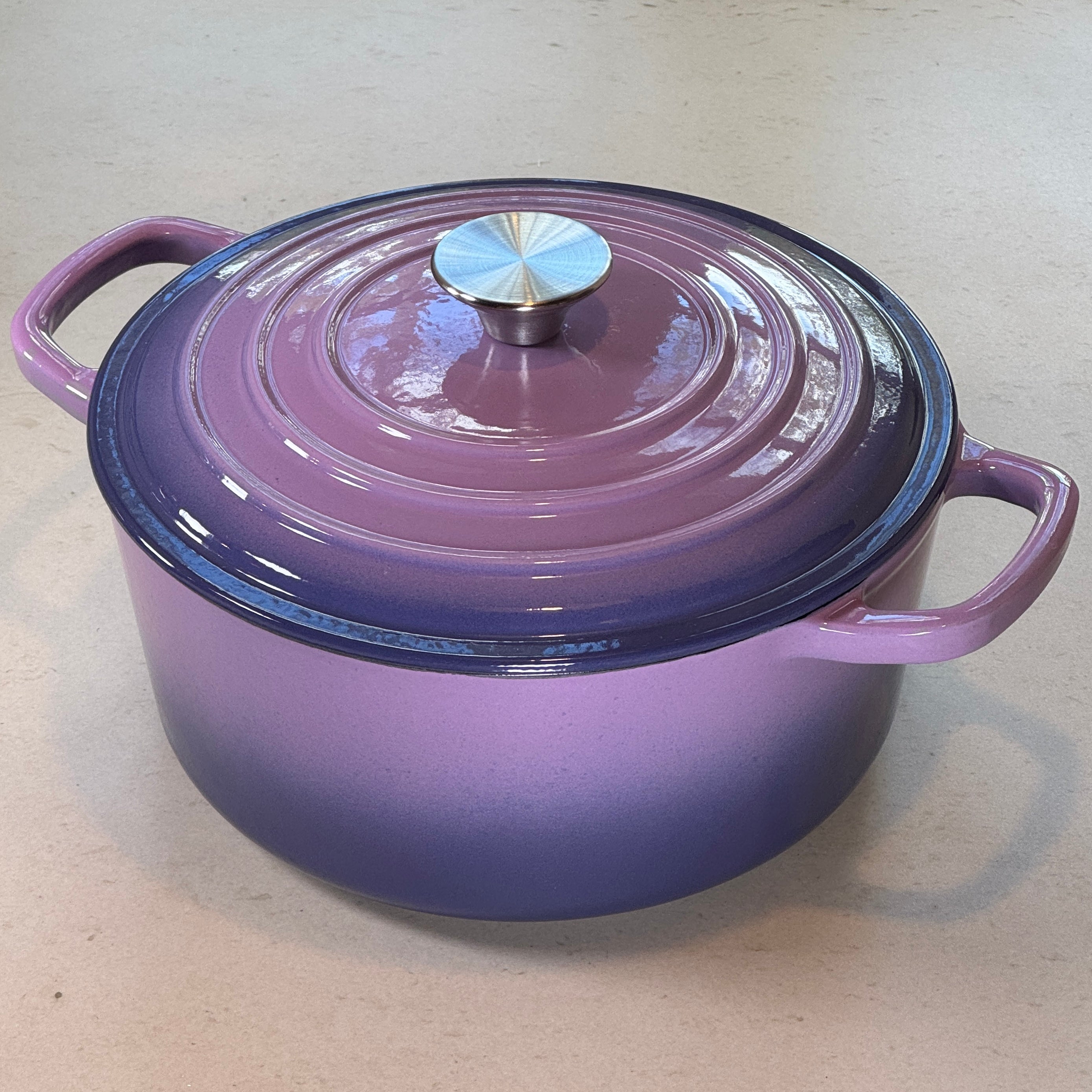 Cocotte ronde en fonte émaillée – Violet Prune