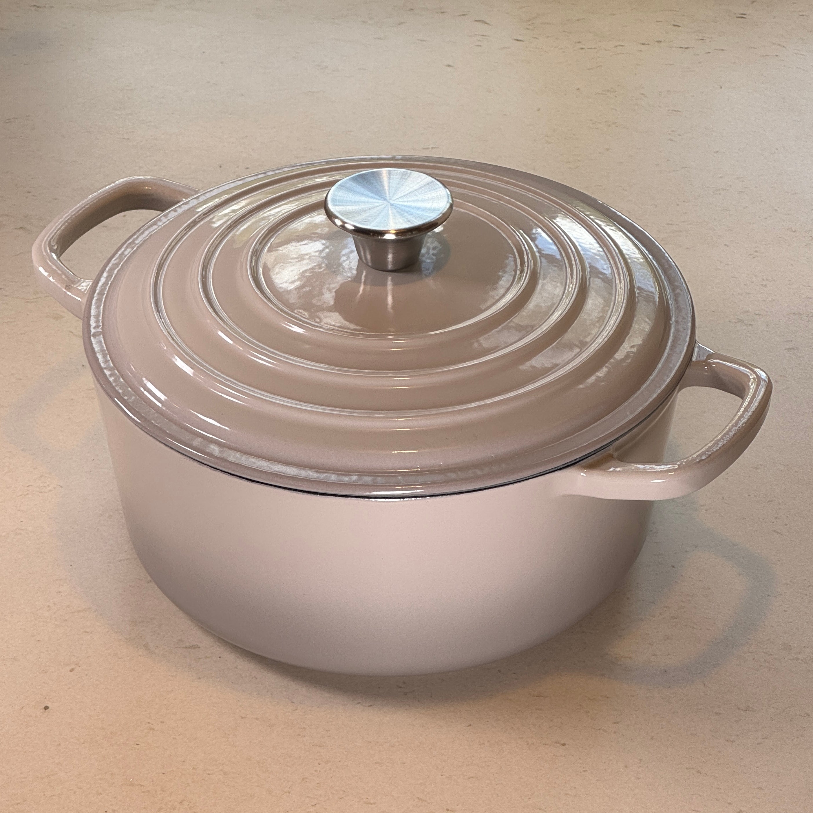 Cocotte ronde en fonte émaillée – Gris Meringue