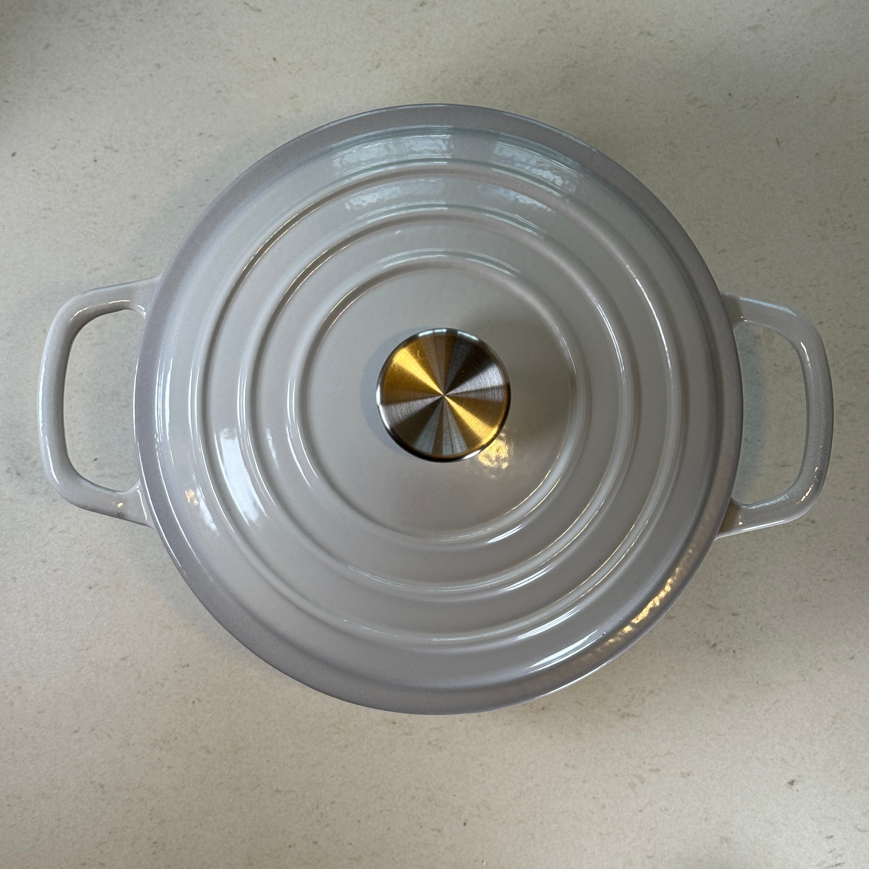 Cocotte ronde en fonte émaillée – Gris Meringue