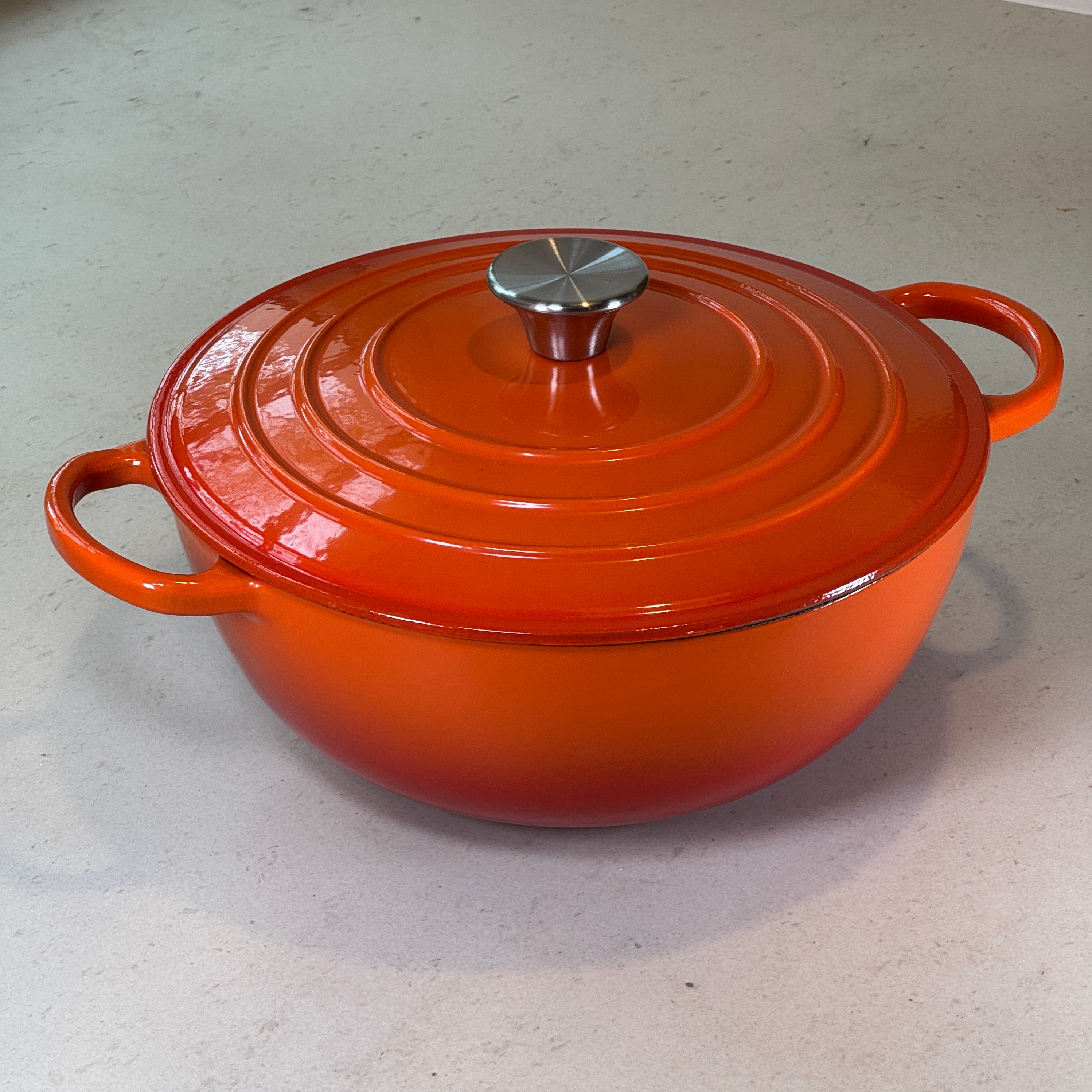 Marmite ronde en fonte émaillée – Orange