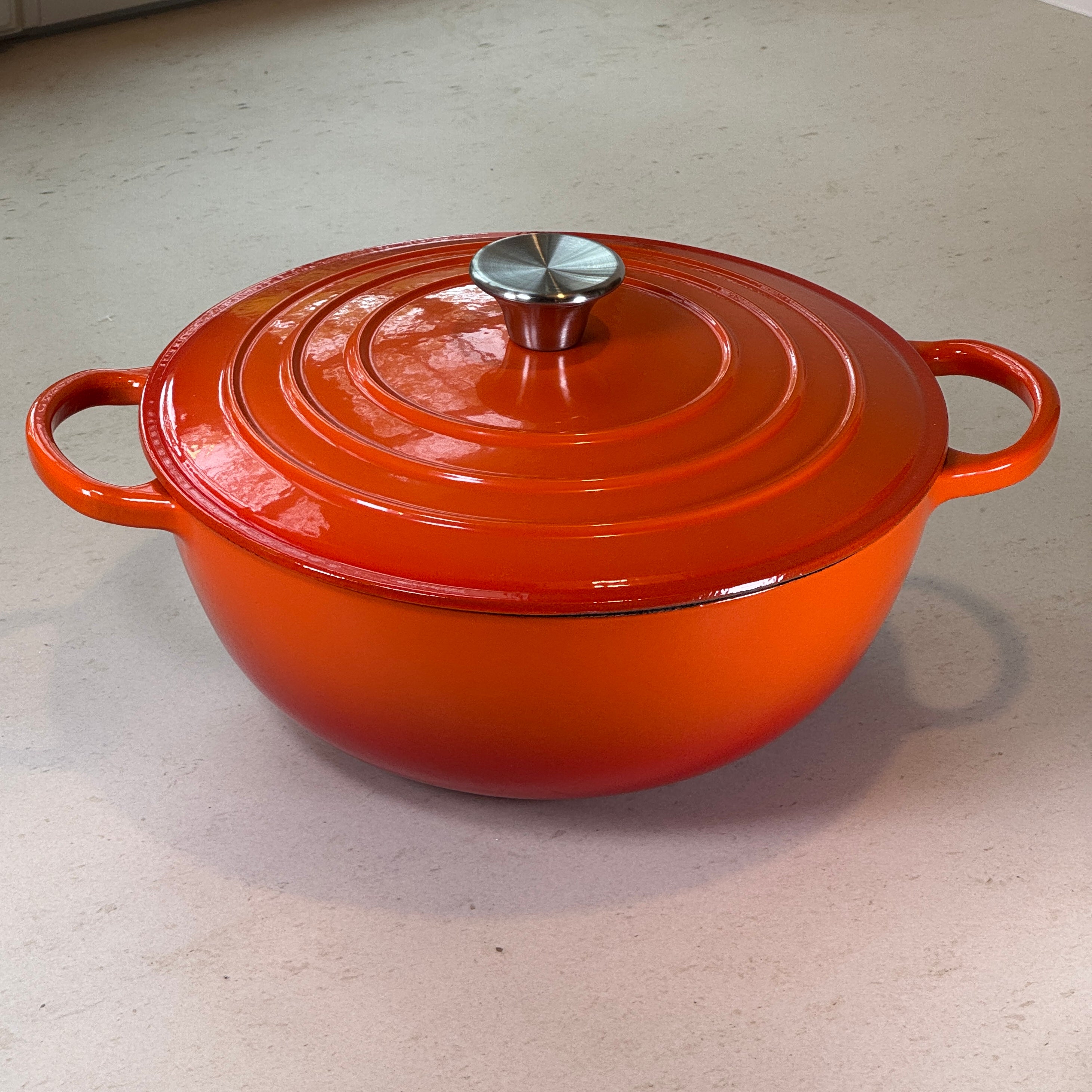 Marmite ronde en fonte émaillée – Orange