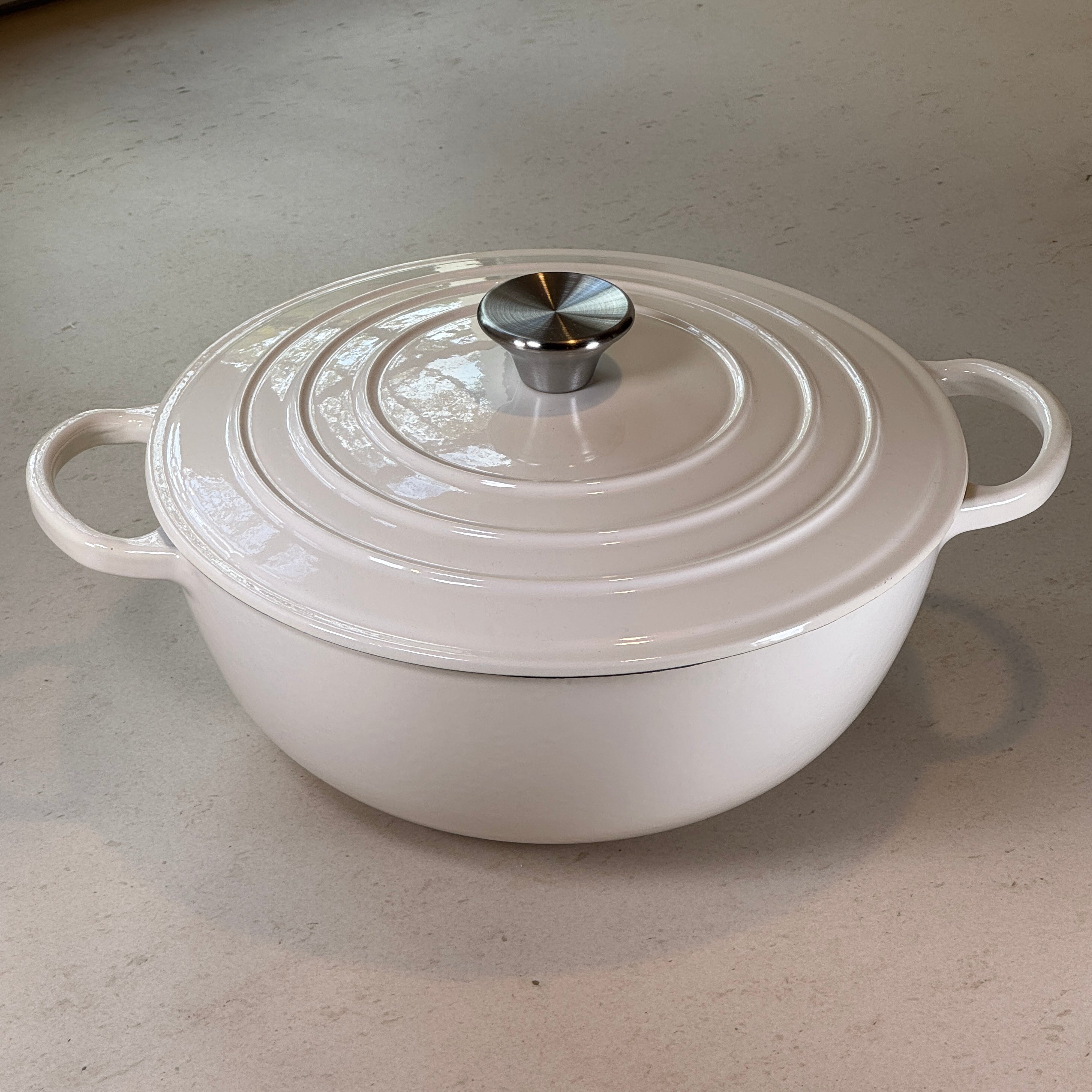 Marmite ronde en fonte émaillée – Blanc Vanille