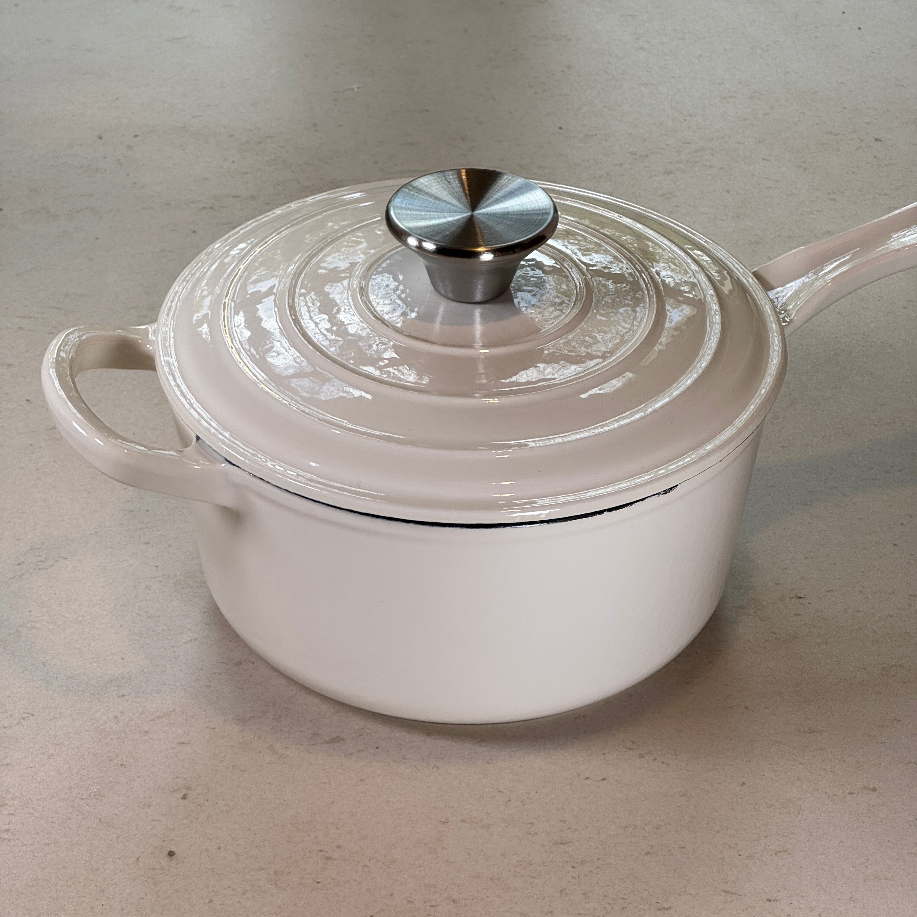 Casserole ronde en fonte émaillée – Blanc Vanille