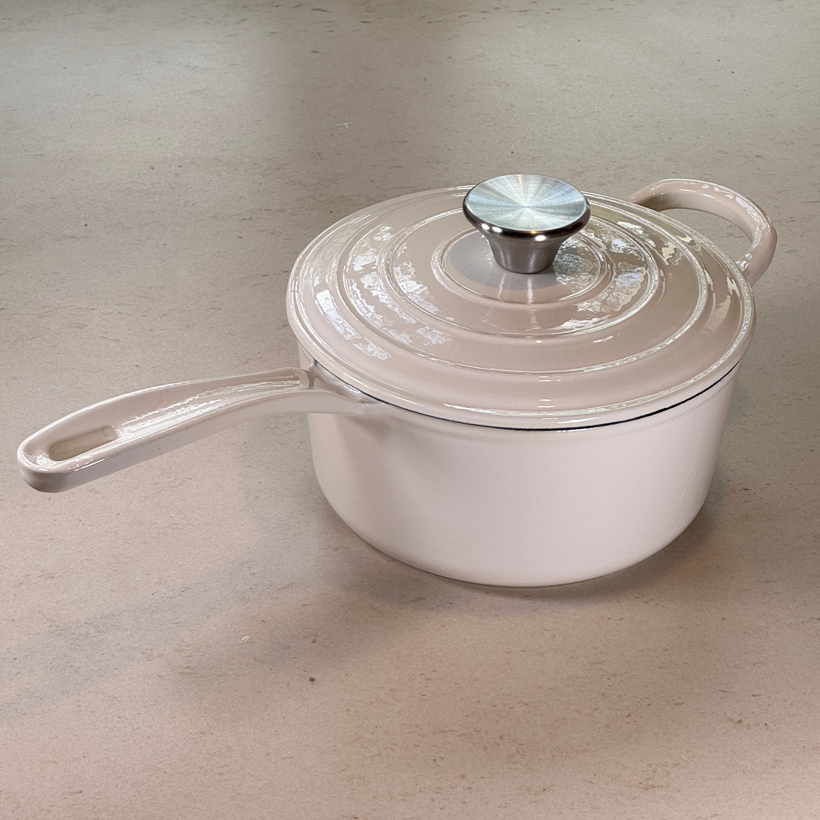 Casserole ronde en fonte émaillée – Blanc Vanille