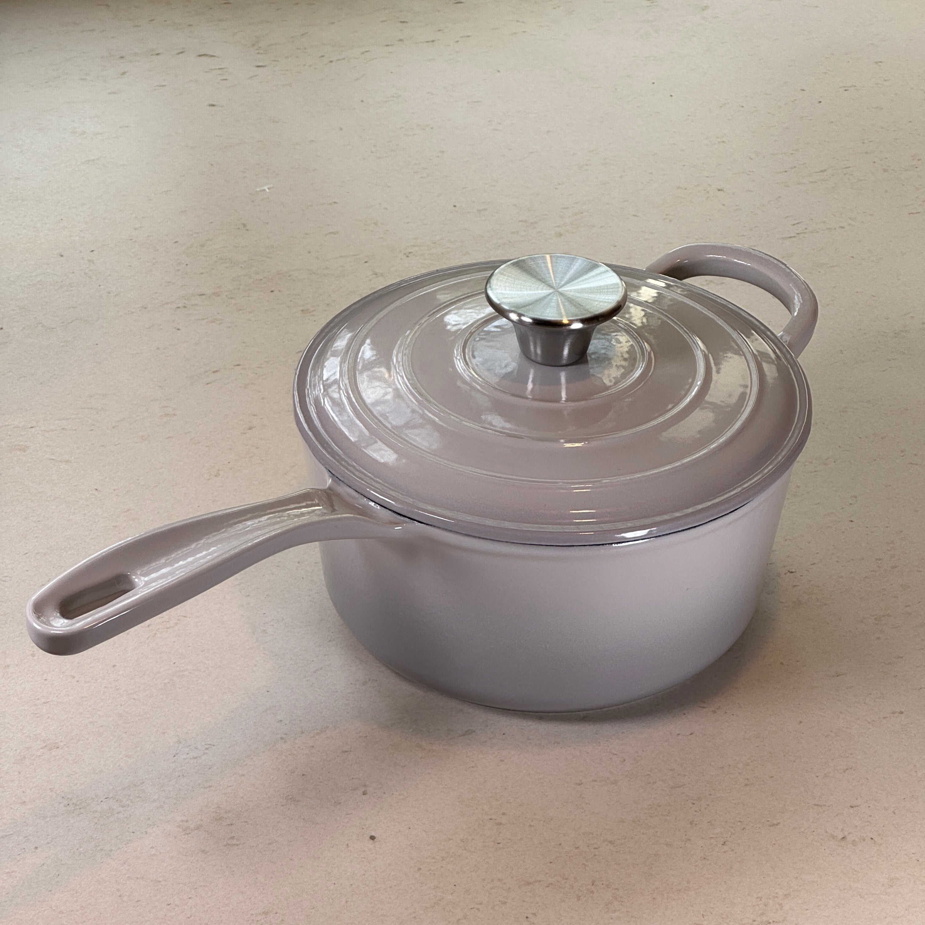 Casserole ronde en fonte émaillée – Gris Meringue
