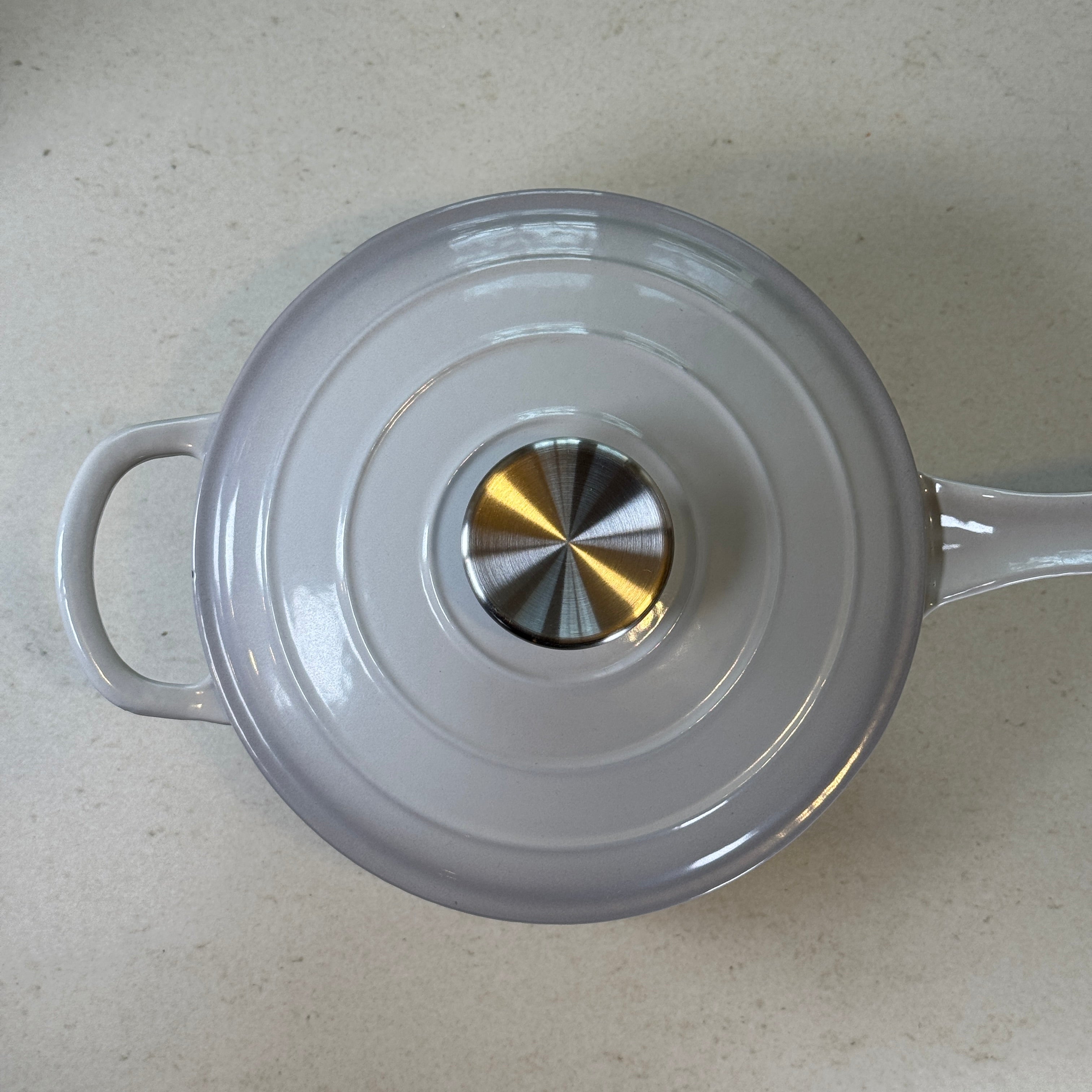 Casserole ronde en fonte émaillée – Gris Meringue