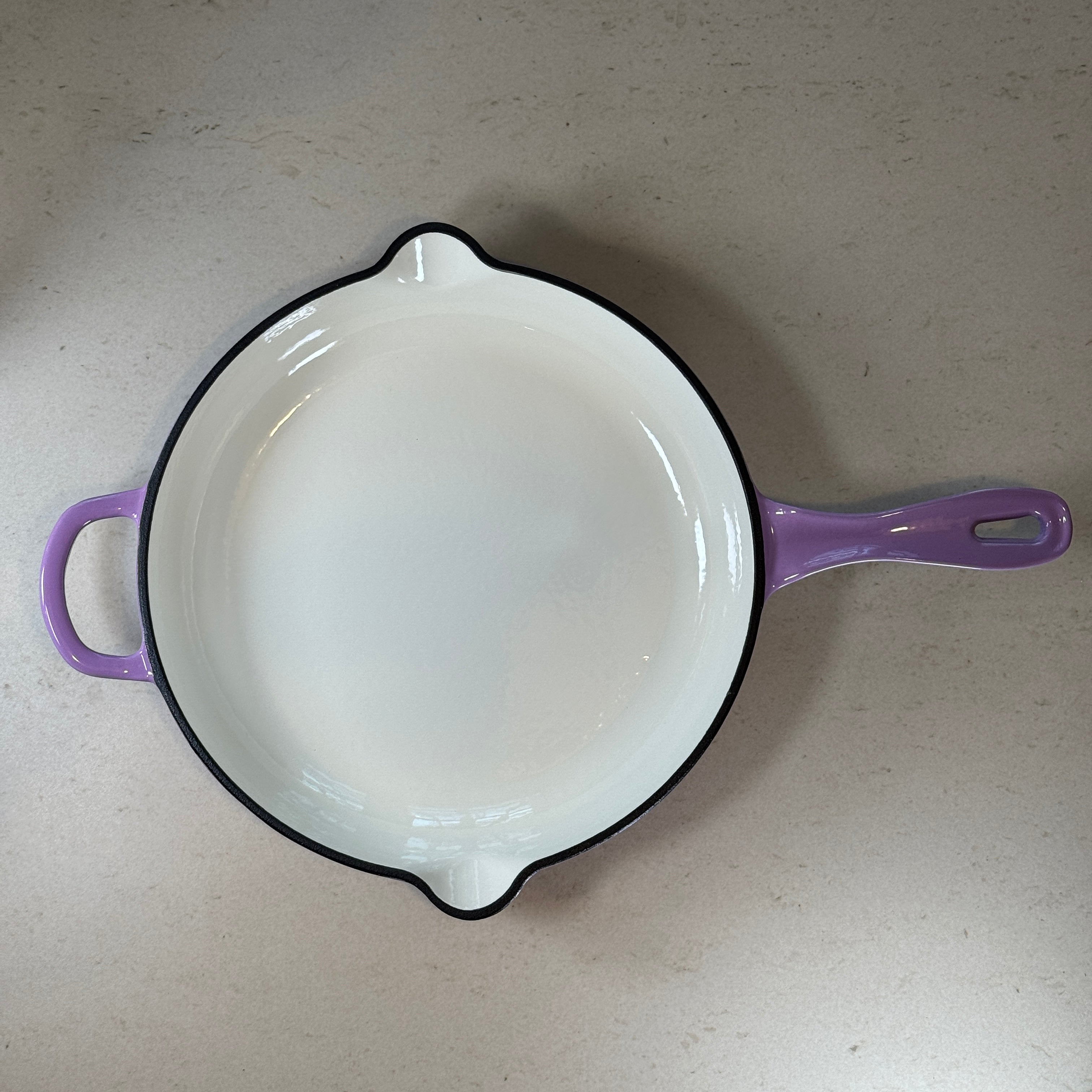 Poêle ronde en fonte émaillée avec anse – Violet Prune