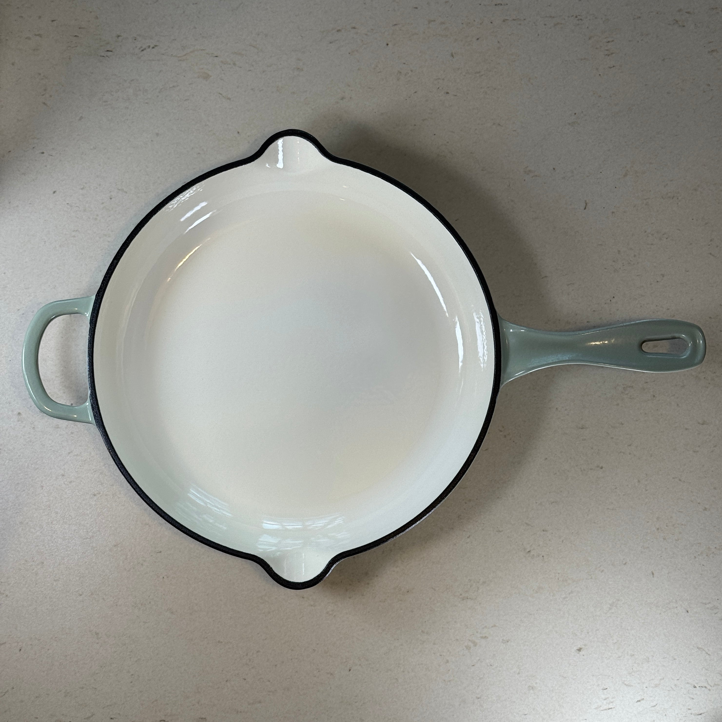 Poêle ronde en fonte émaillée avec anse – Vert Sauge