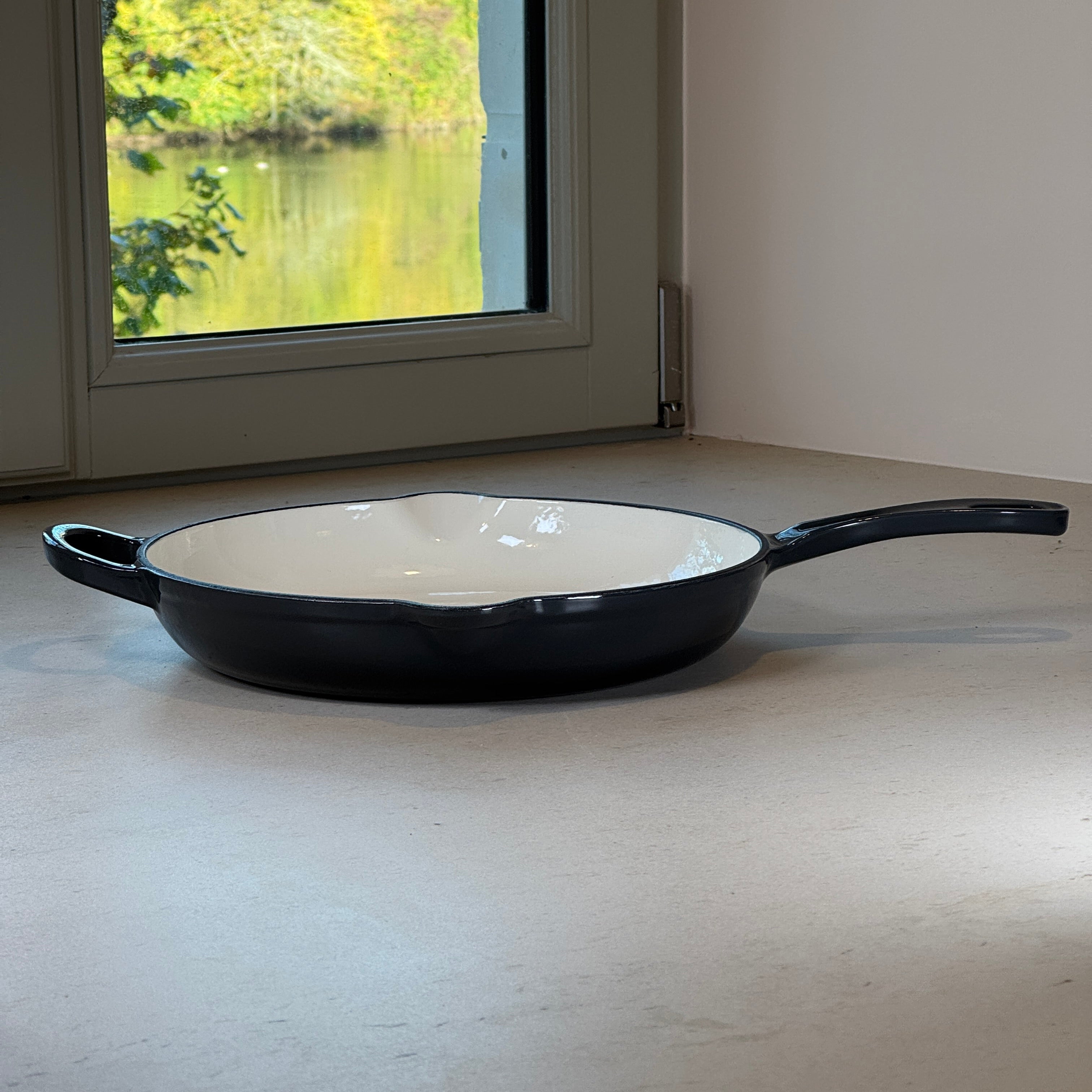 Poêle ronde en fonte émaillée avec anse – Gris Truffe