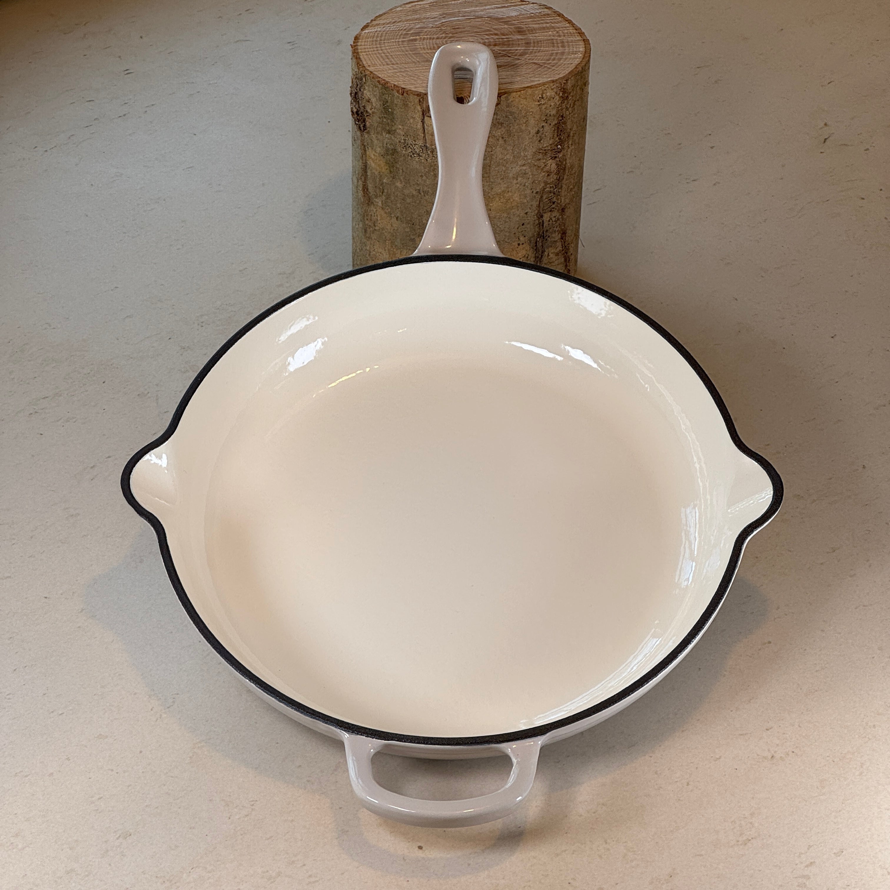 Poêle ronde en fonte émaillée avec anse – Gris Meringue