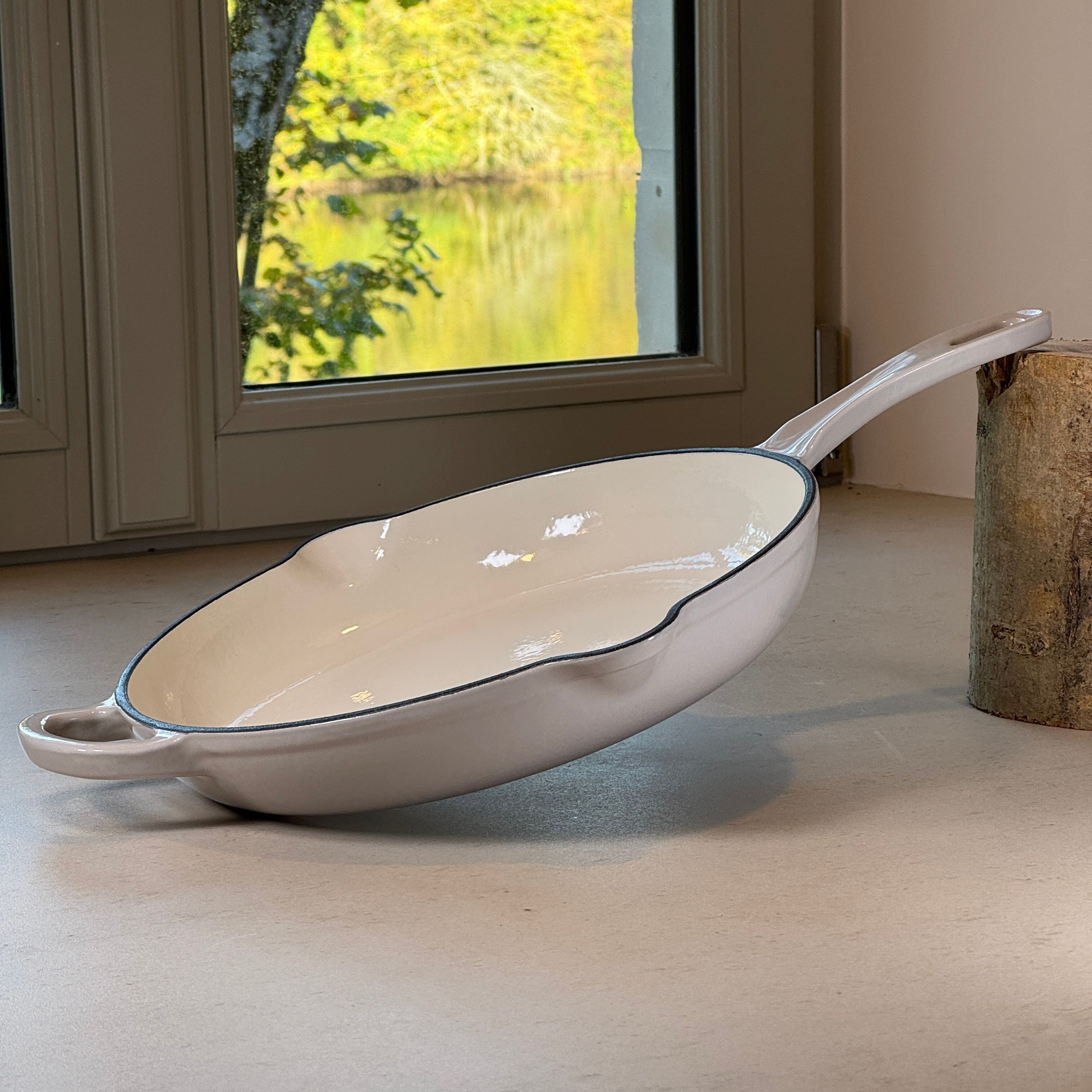 Poêle ronde en fonte émaillée avec anse – Gris Meringue