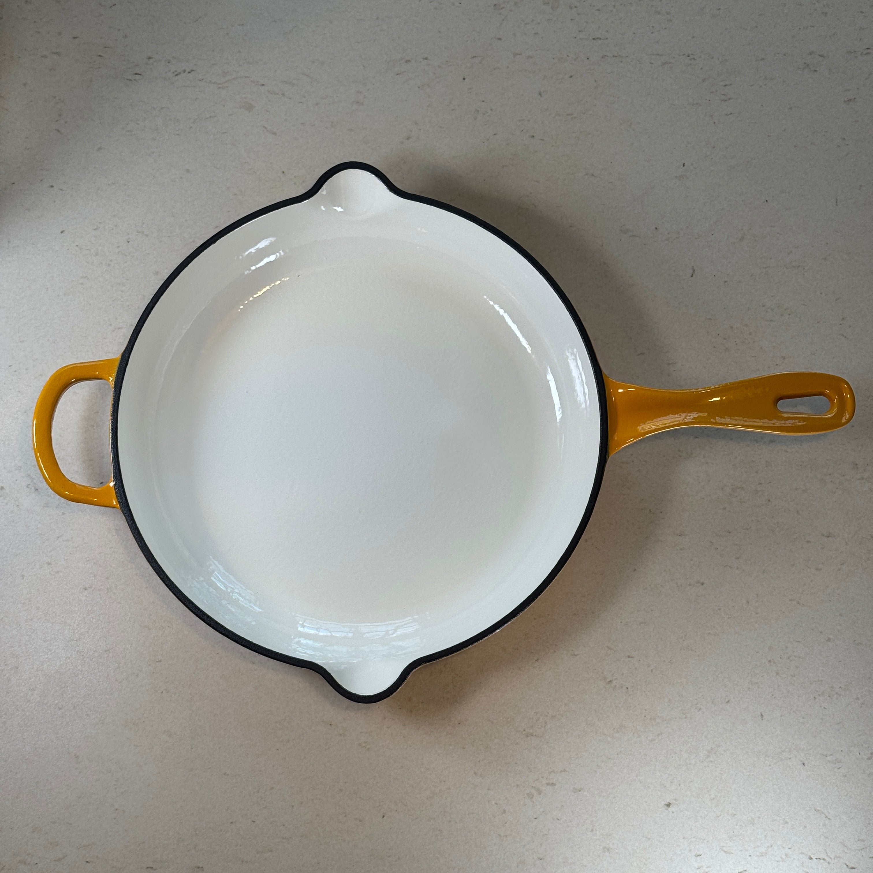 Poêle ronde en fonte émaillée avec anse – Jaune Moutarde