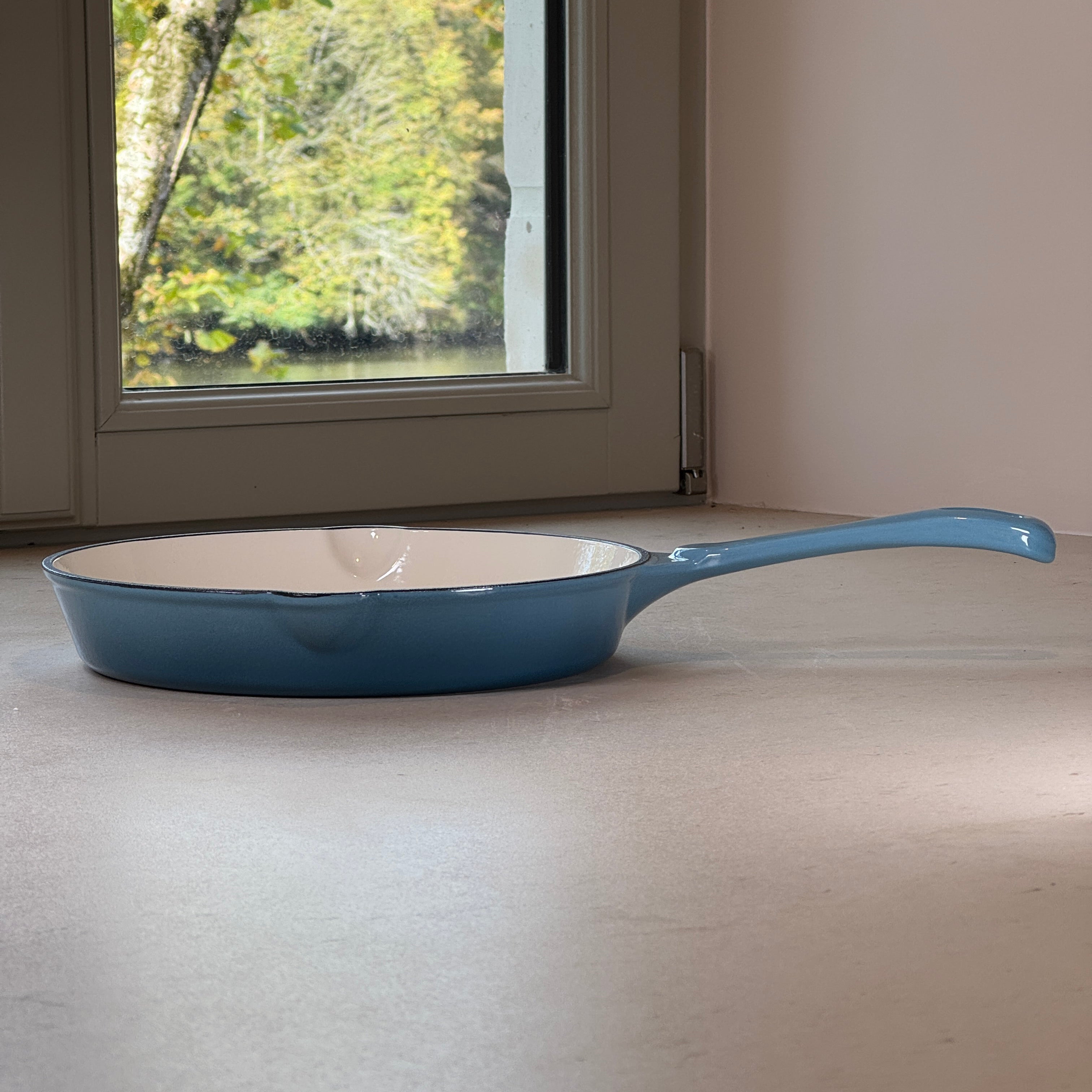 Poêle ronde en fonte émaillée - Bleu Perle