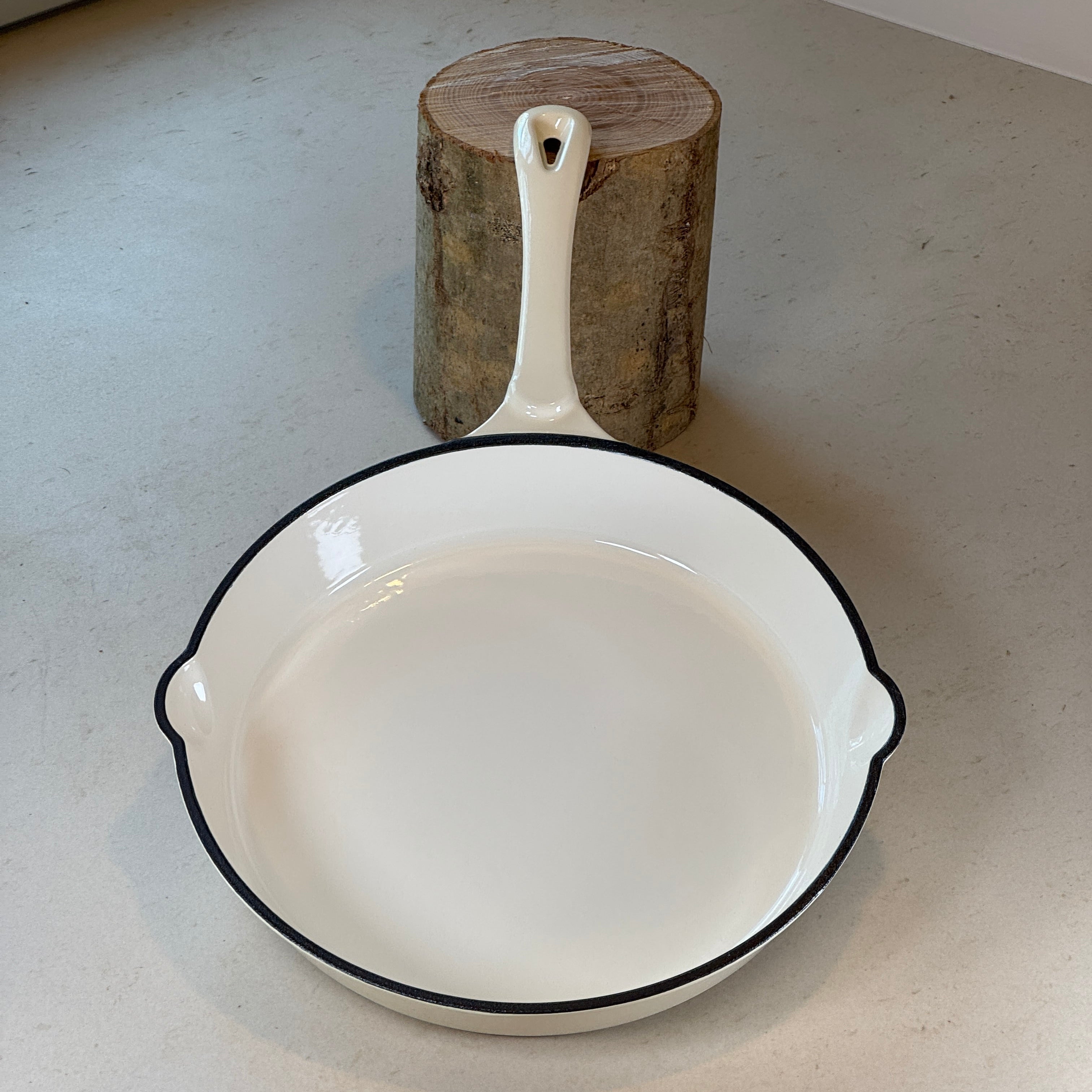 Poêle ronde en fonte émaillée – Blanc Vanille