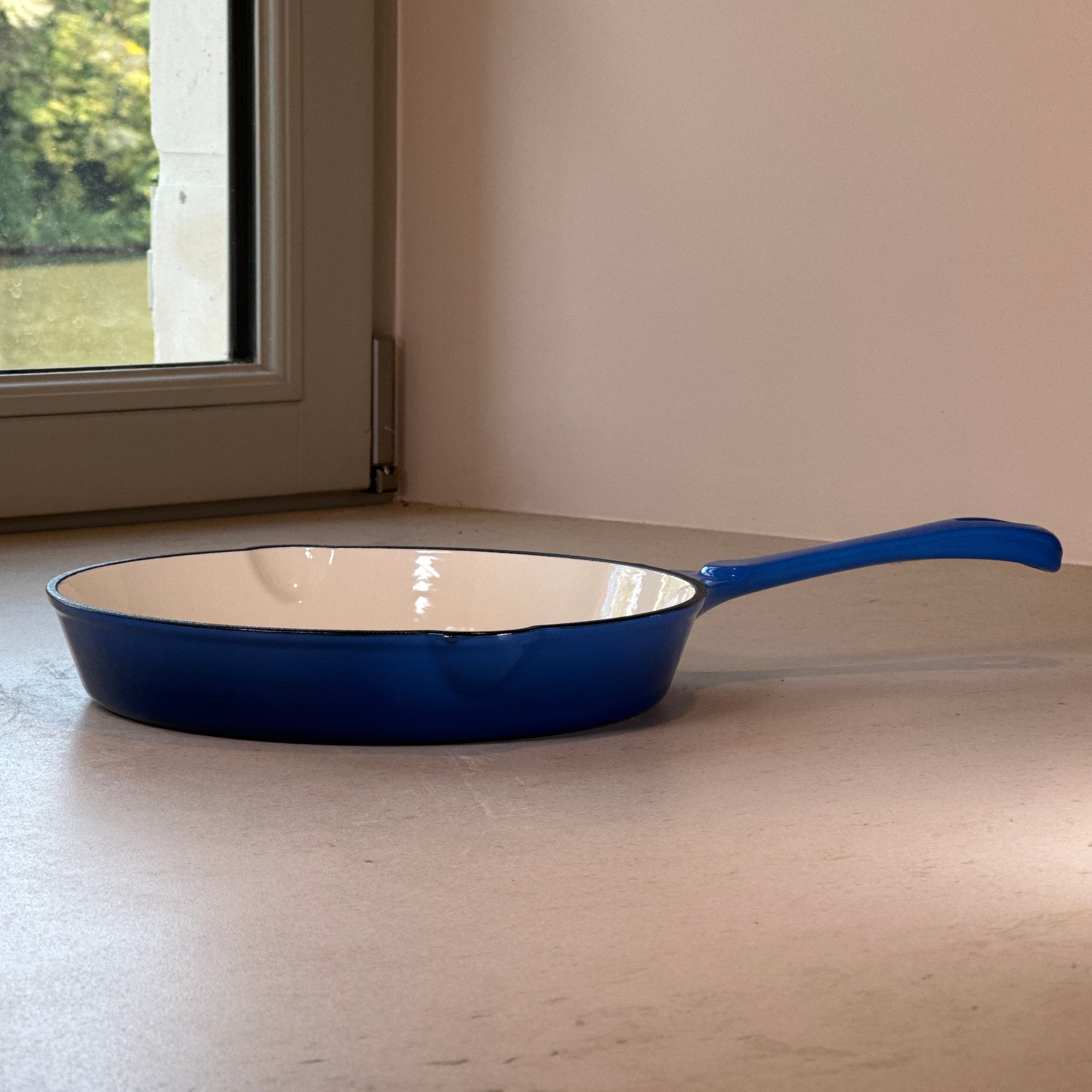 Poêle ronde en fonte émaillée – Bleu Myrtille