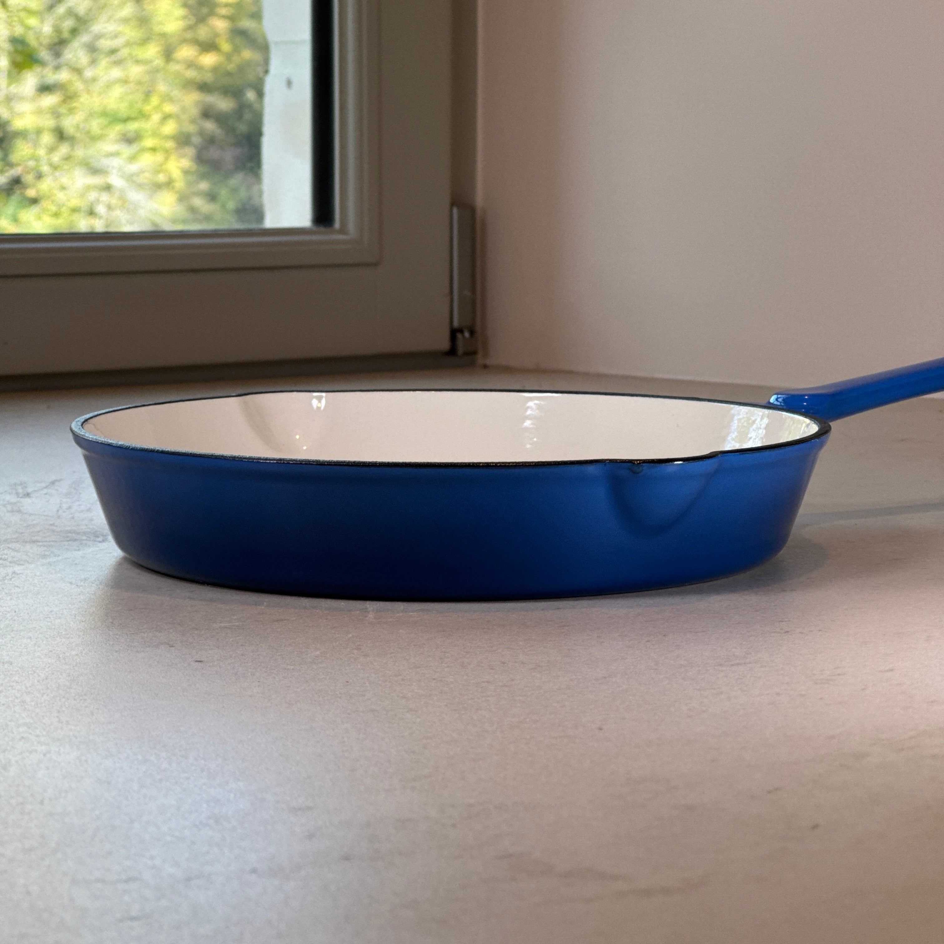 Poêle ronde en fonte émaillée – Bleu Myrtille