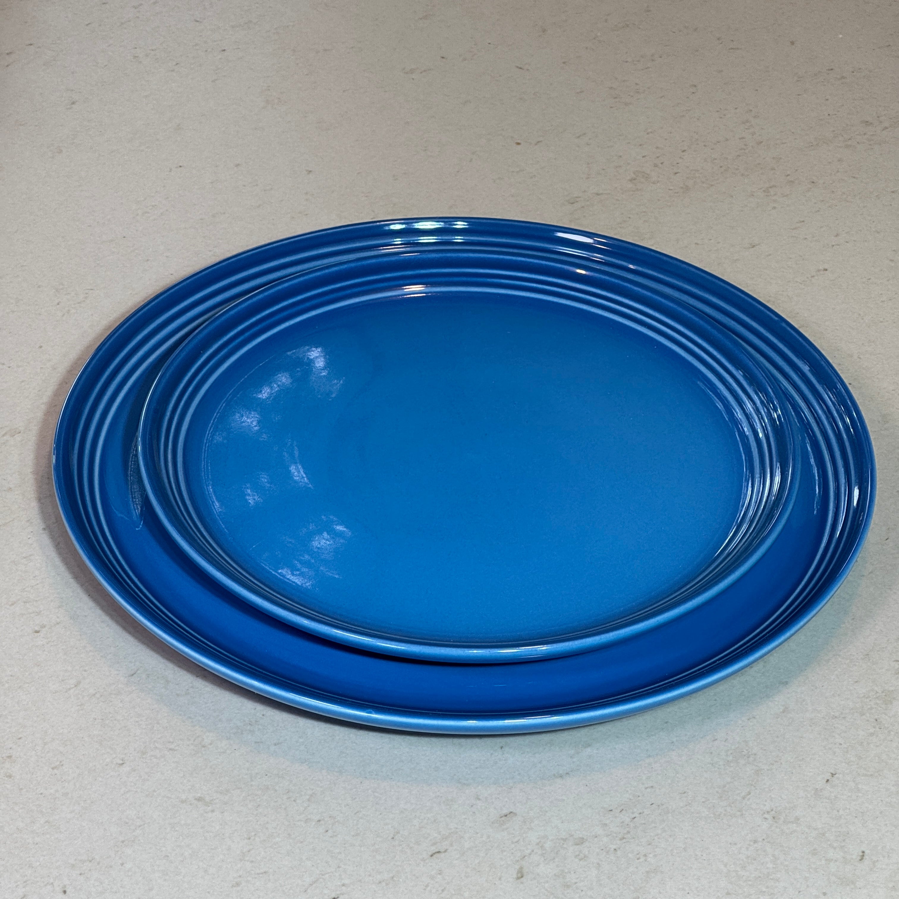 Assiette à dessert 22 cm et assiette plate 27 cm en céramique émaillée bleu, idéales pour dresser une table élégante.
