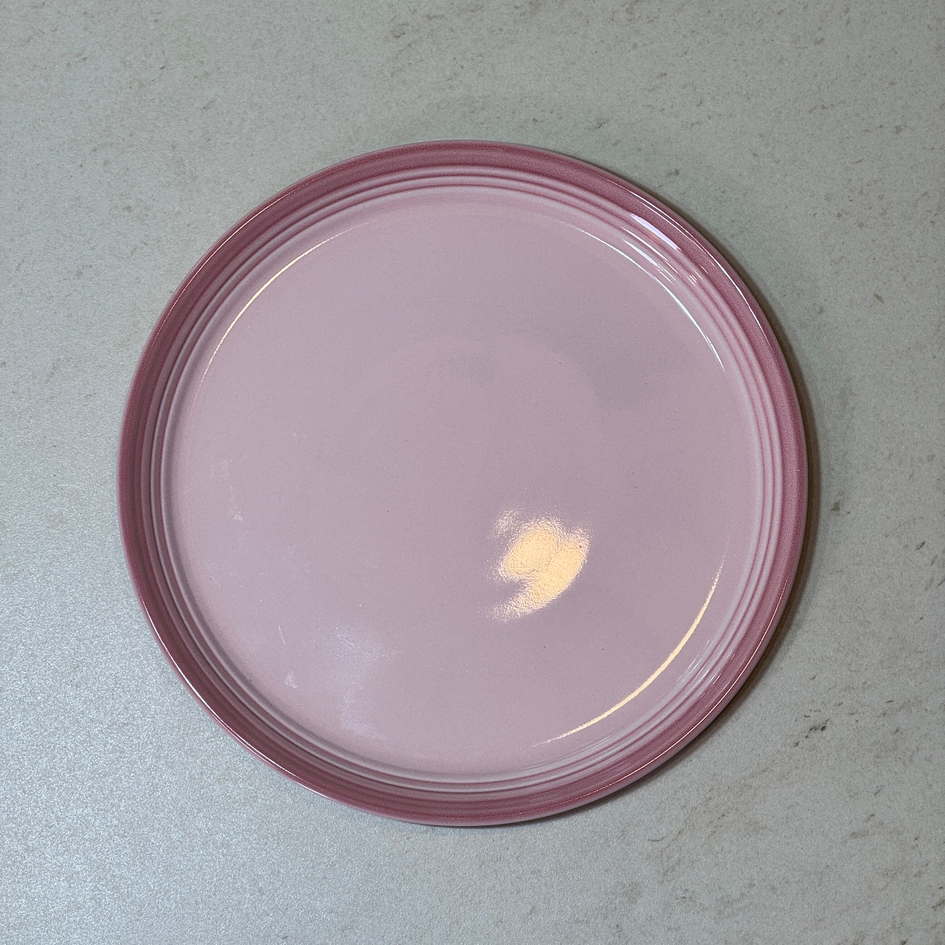Assiette à dessert 22 cm en céramique émaillée rose pour desserts, pâtisseries, entrées et petits-déjeuners.